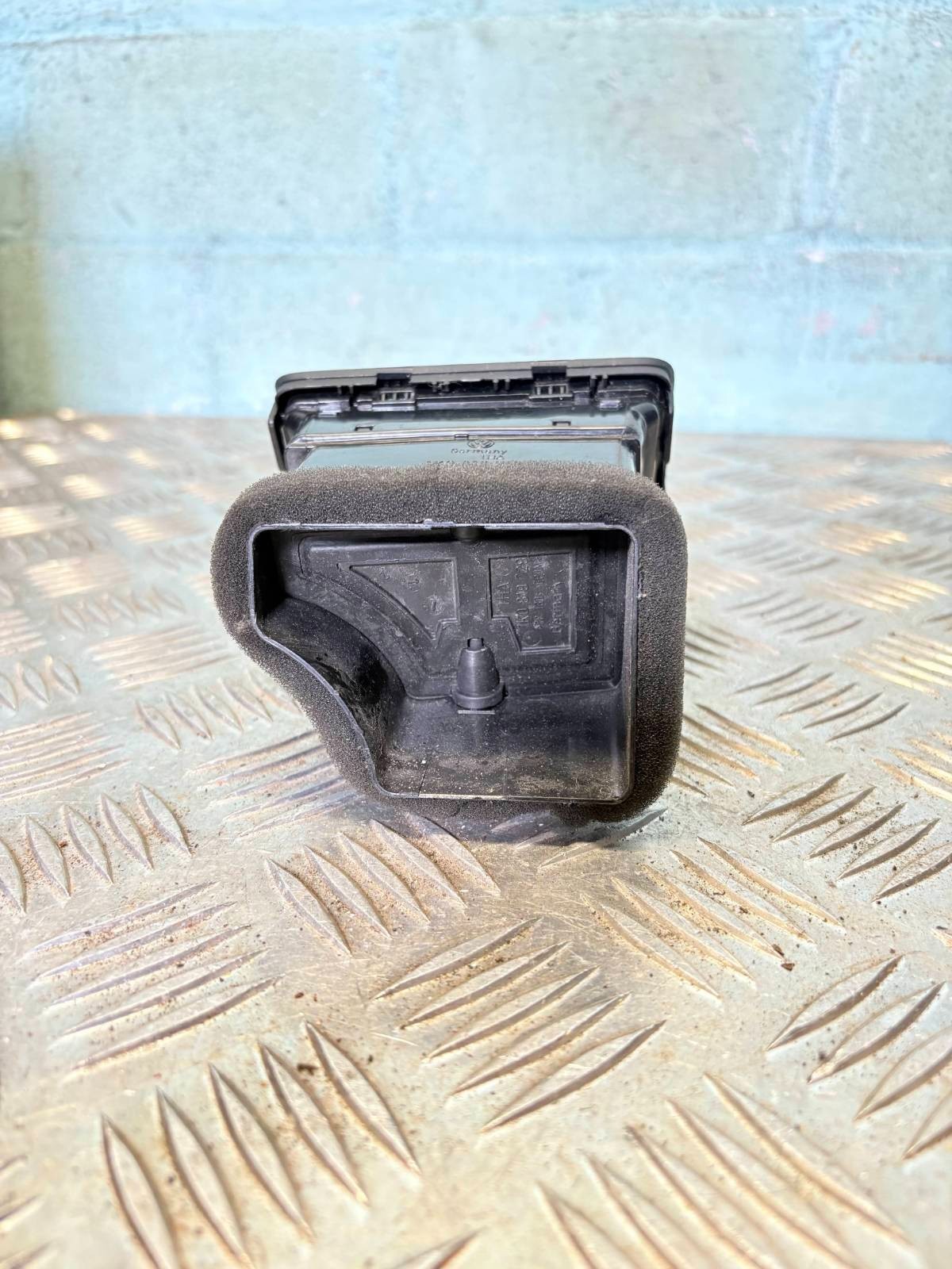 VW Golf Blue Motion 2009 OSF original ventilation nozzle 1K0819704D