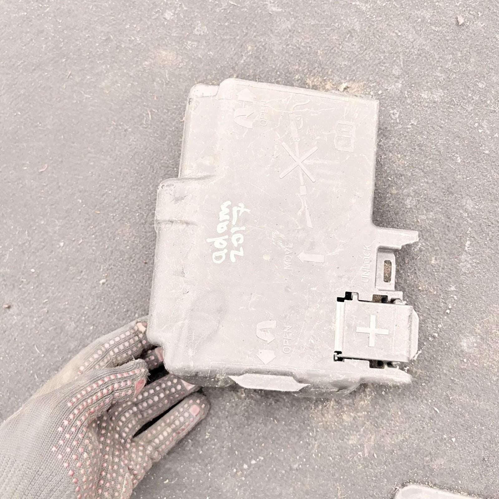 2017 Vauxhall Adam Battery Terminal Fuse Box 525230582