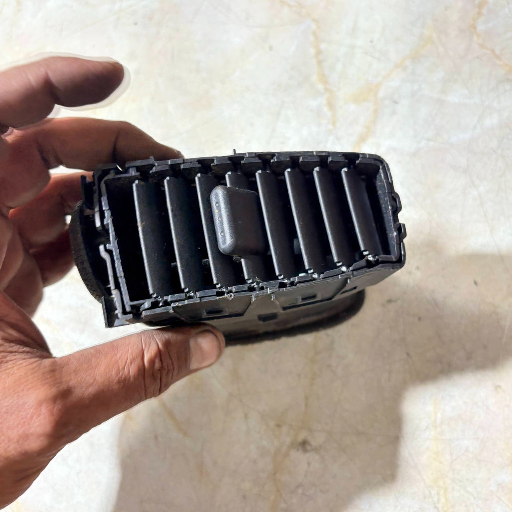 Nissan Dash Board Air Vent 68750BC600