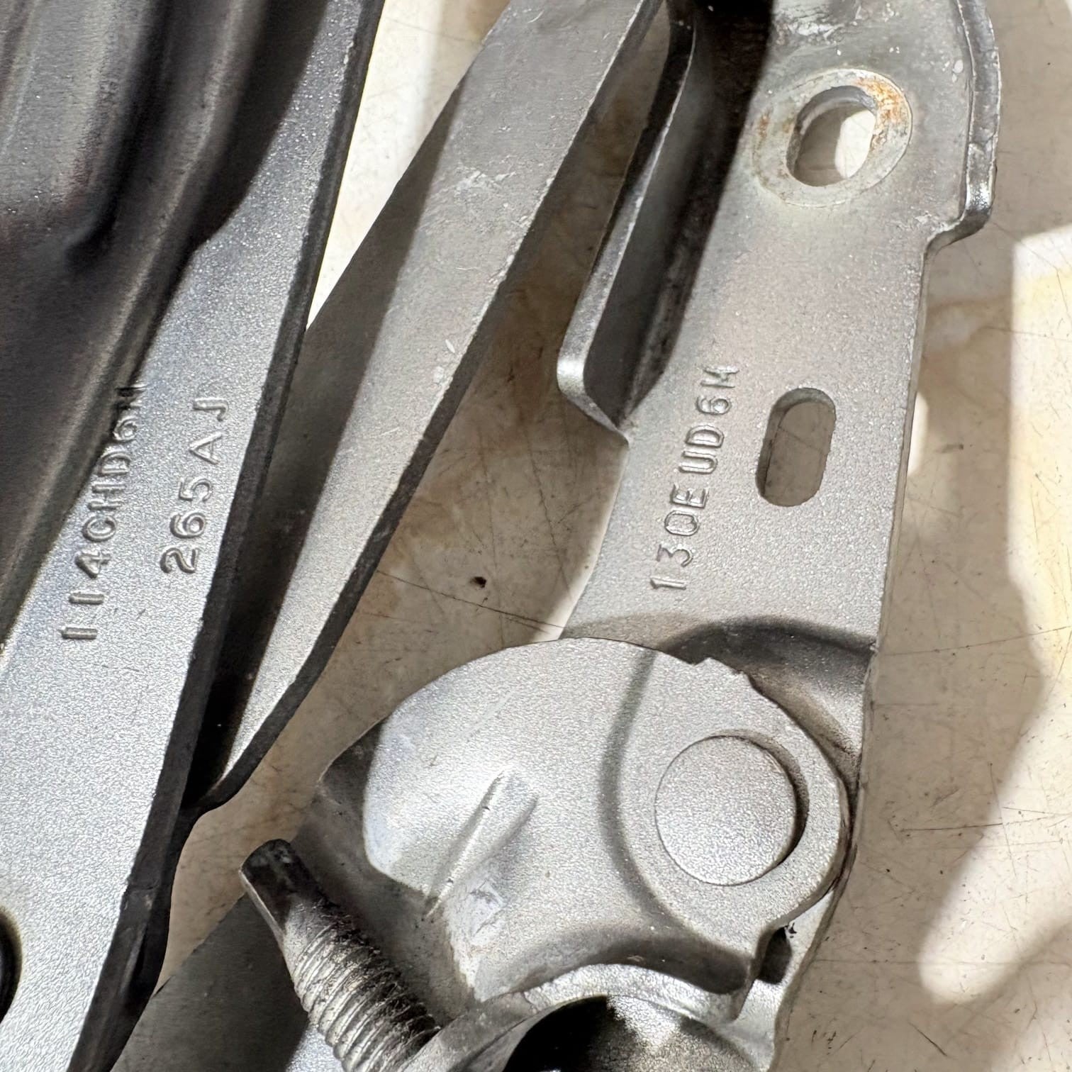 Chrysler 300C 2005-2010 Front Left Bonnet Hinge