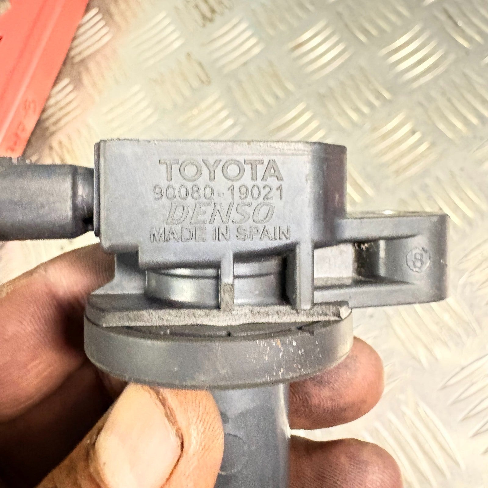 2004 TOYOTA YARIS IGNITION COIL 90080-19021