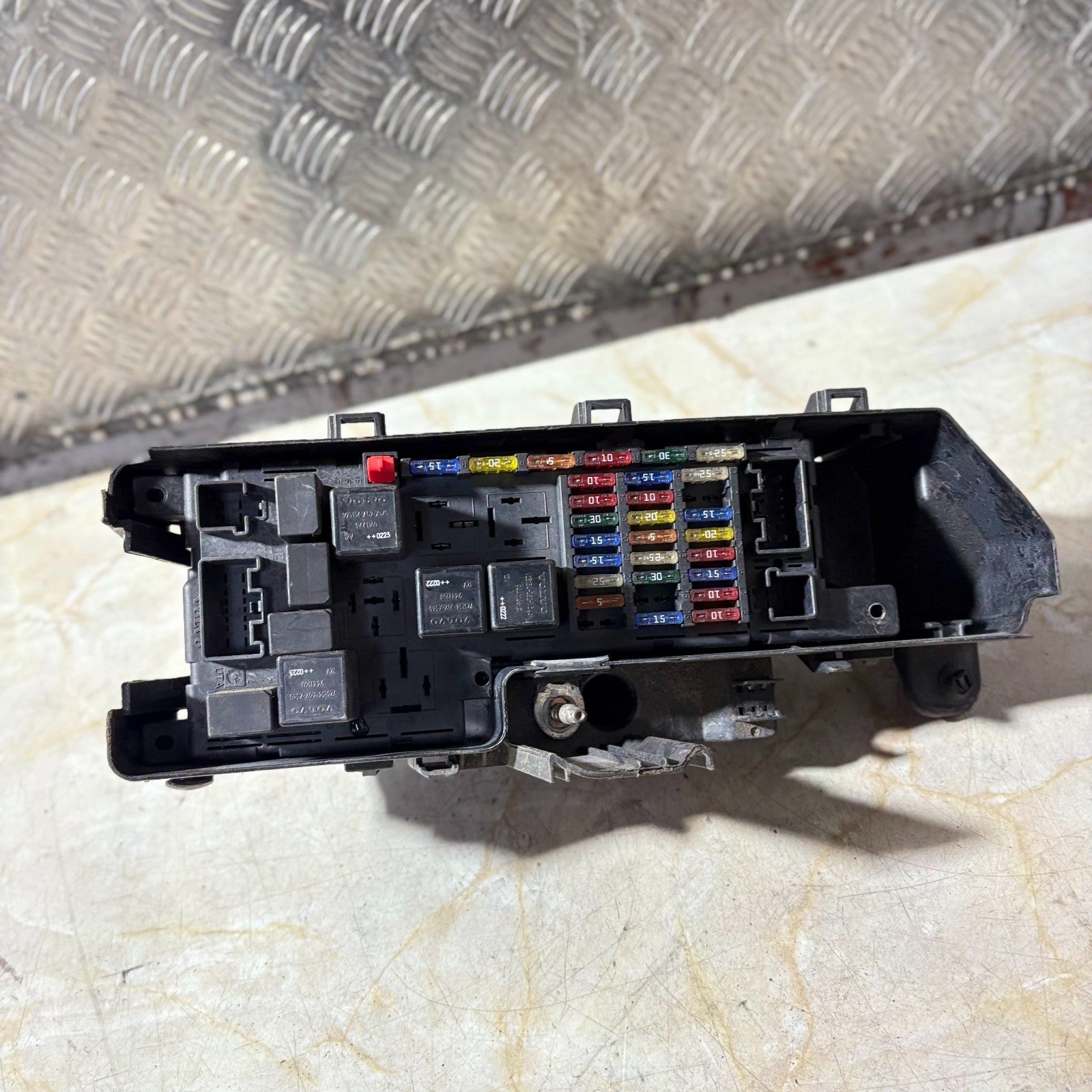 9494210 Volvo S60 MK1 V70 MK2 2000-2005 Engine Bay Fuse Box Terminal Module
