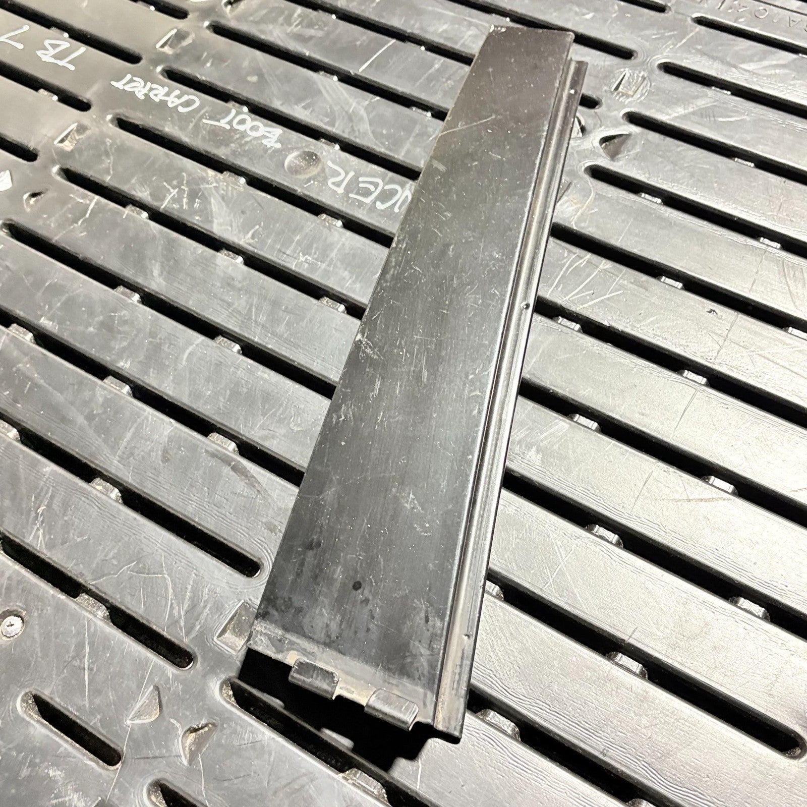 2005 VOLKSWAGEN PASSAT REAR RIGHT DRIVER EXTERIOR DOOR WINDOW TRIM COVER