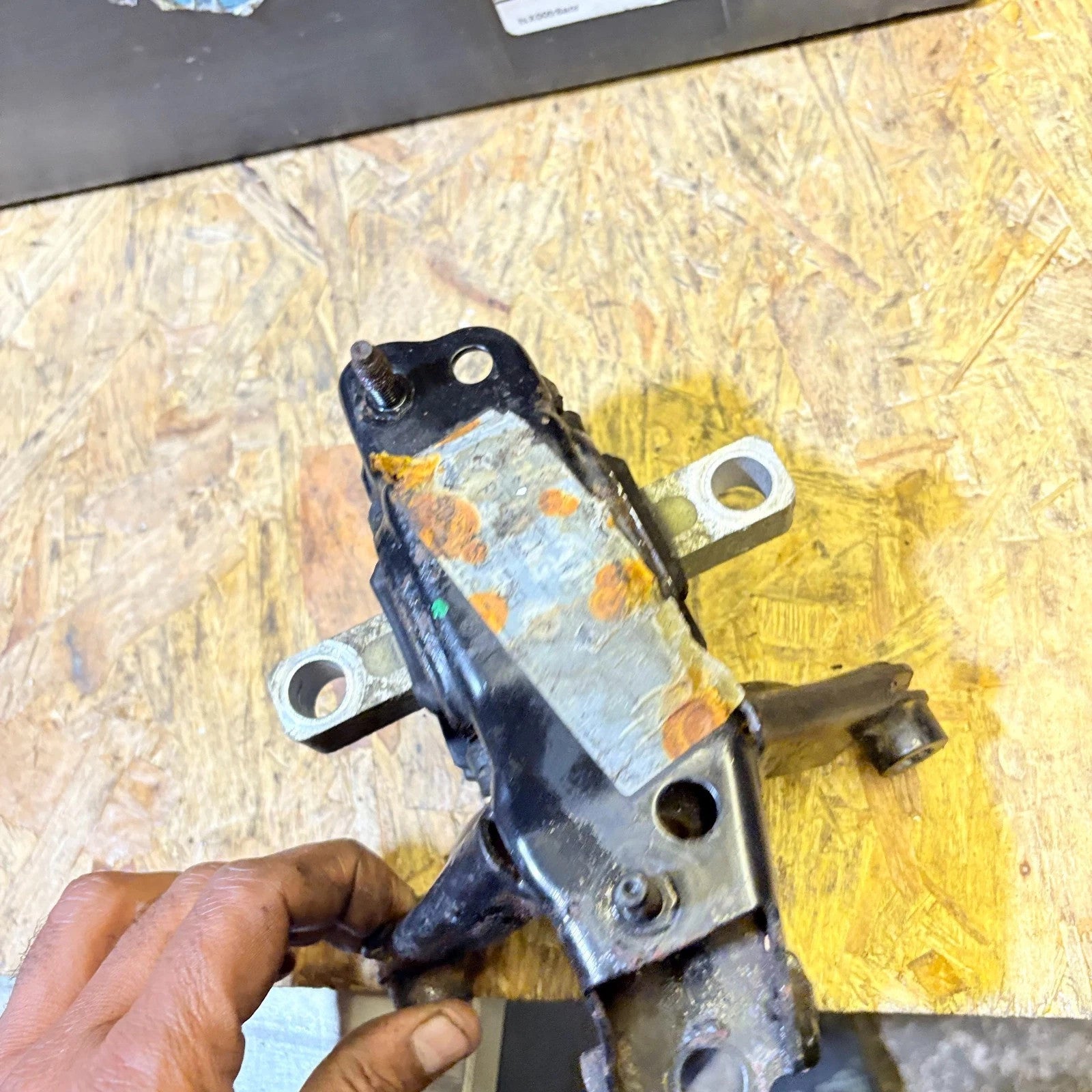 VOLKSWAGEN FOX 2008 PASSENGER LEFT FRONT ENGINE MOUNT