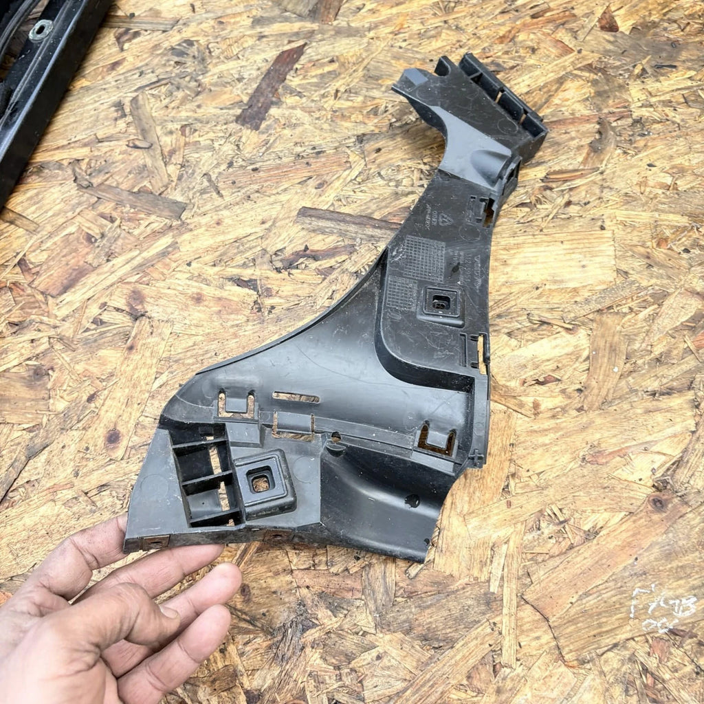 Volvo C30 Hand Passenger Rear Bumper Bracket 31265836 2008