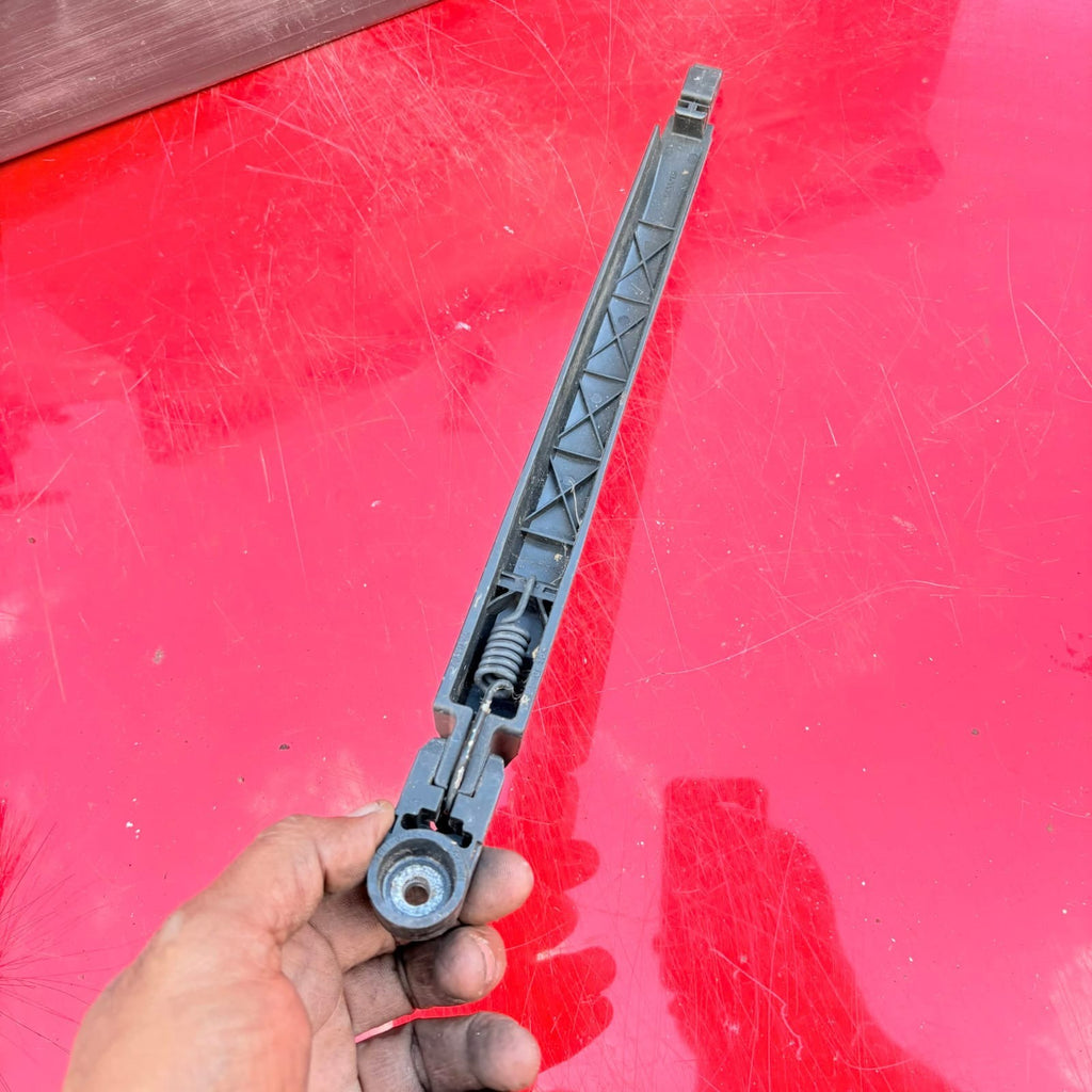 TOYOTA Avensis VauxhallZafira C Tourer Rear Wiper Arm Bracket 13256925 2004