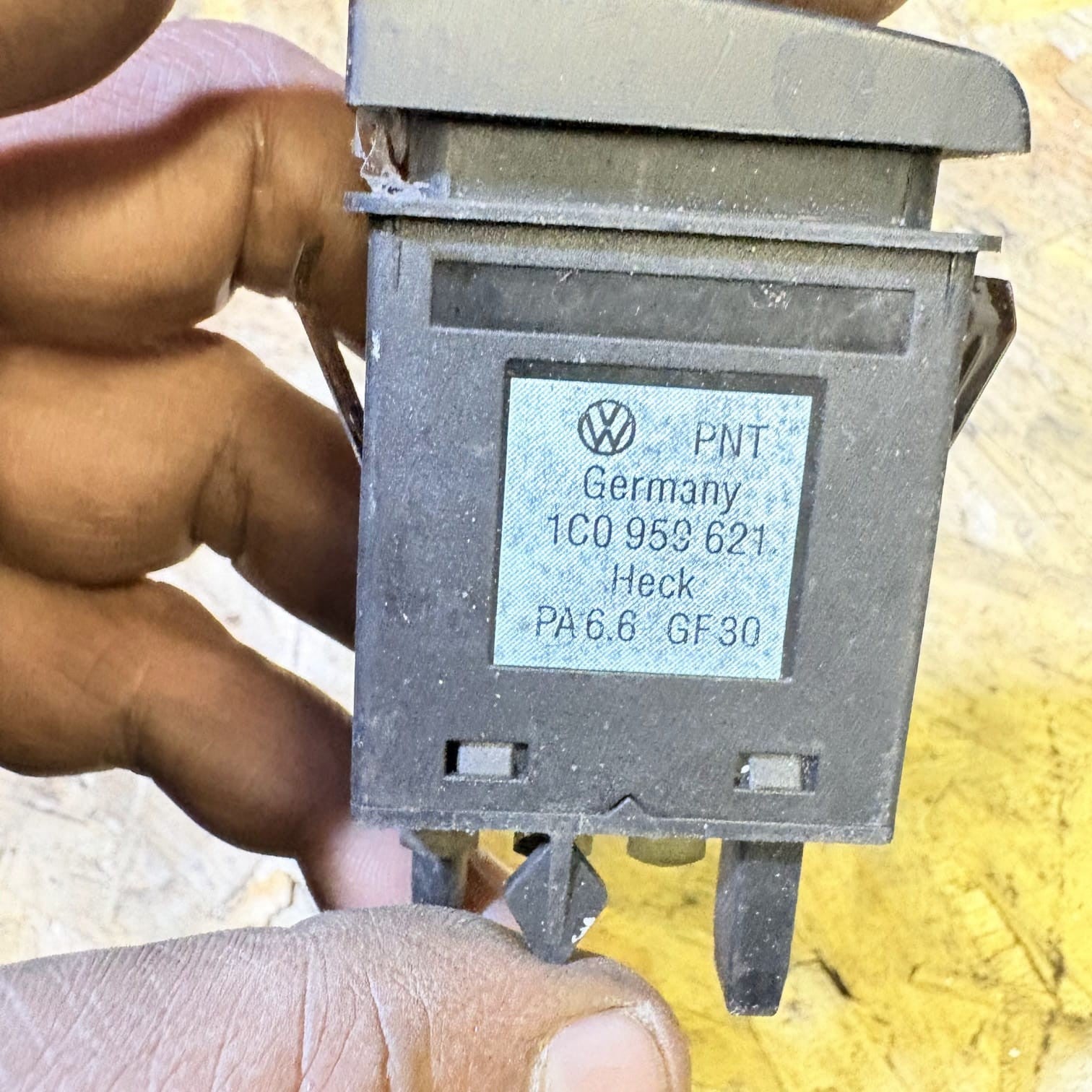 VOLKSWAGEN BEETLE REAR WINDSCREEN DEMIST SWITCH 1C0959621 2005 AMS-22