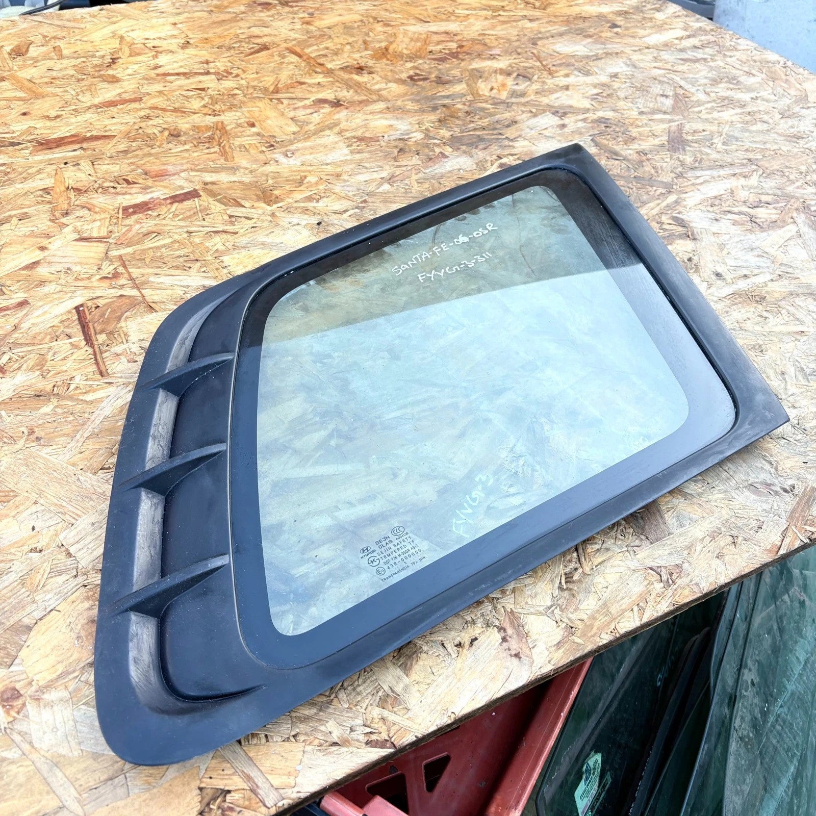 HYUNDAI SANTA FE QUARTER WINDOW GLASS REAR RIGHT SIDE MK2 2005 - 2012