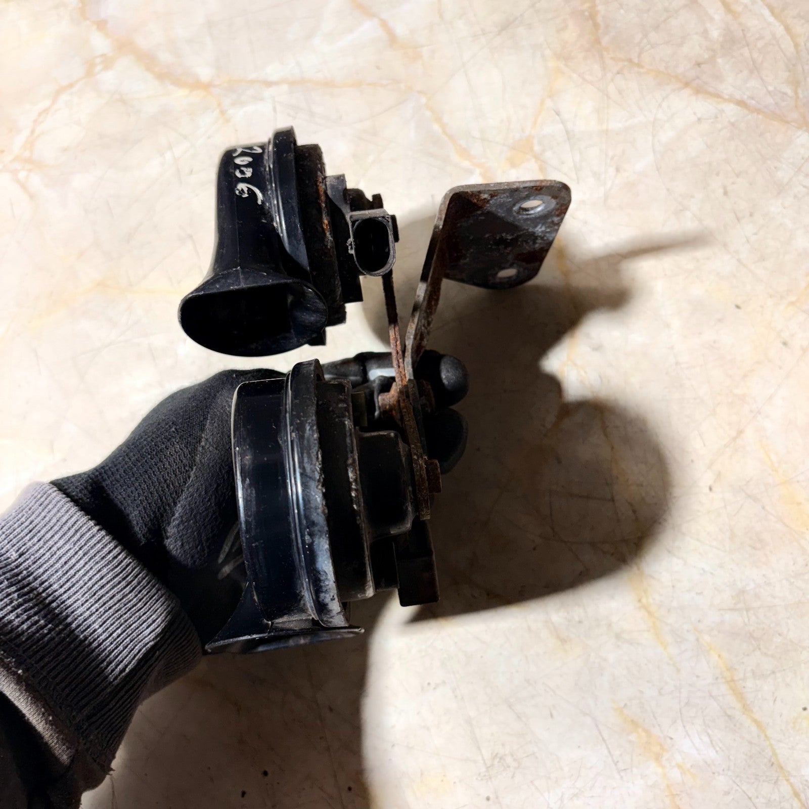 VW Beetle 9C 1998-2010 Pair Horns With Bracket 000209