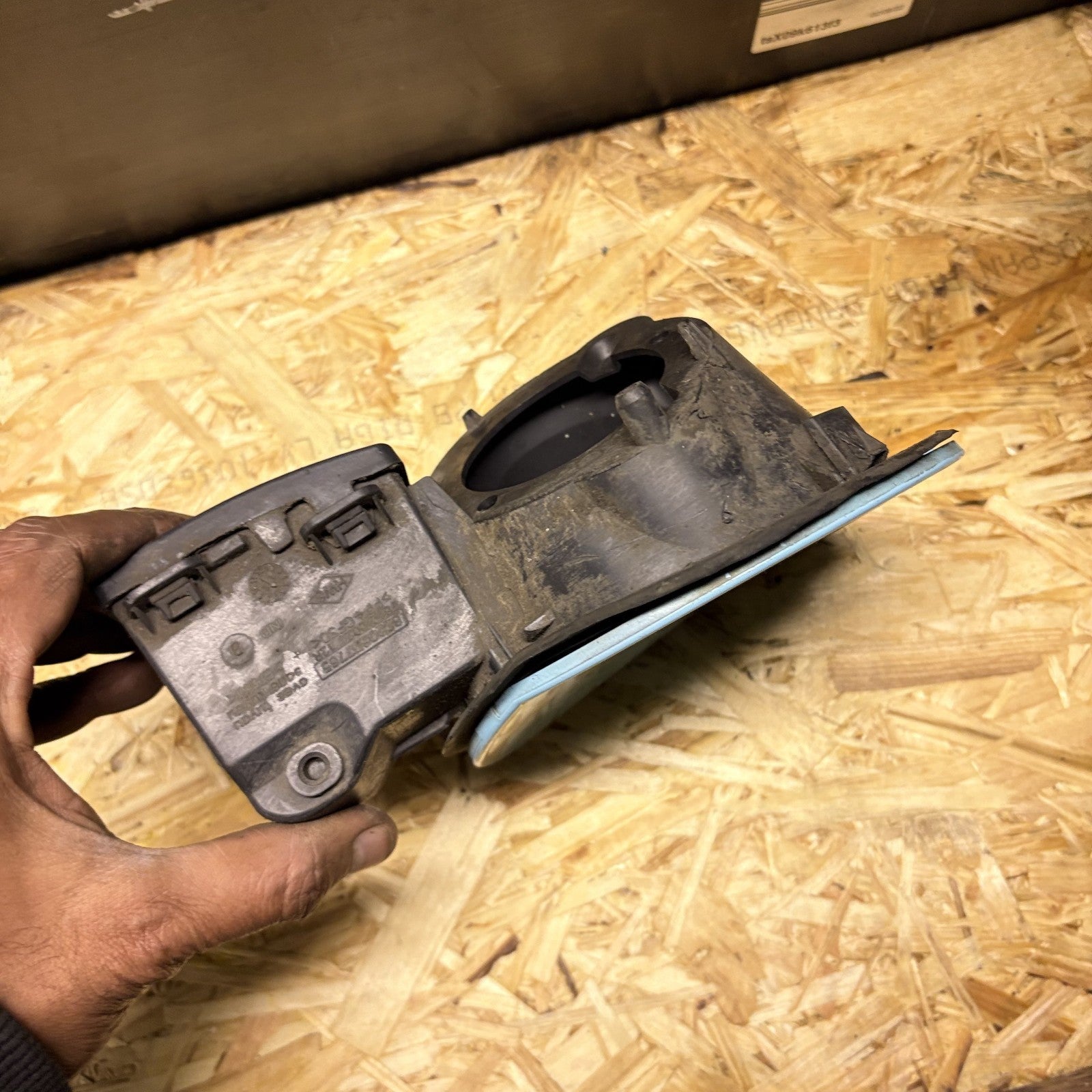 2012 RENAULT TWINGO FUEL FLAP 8200637765
