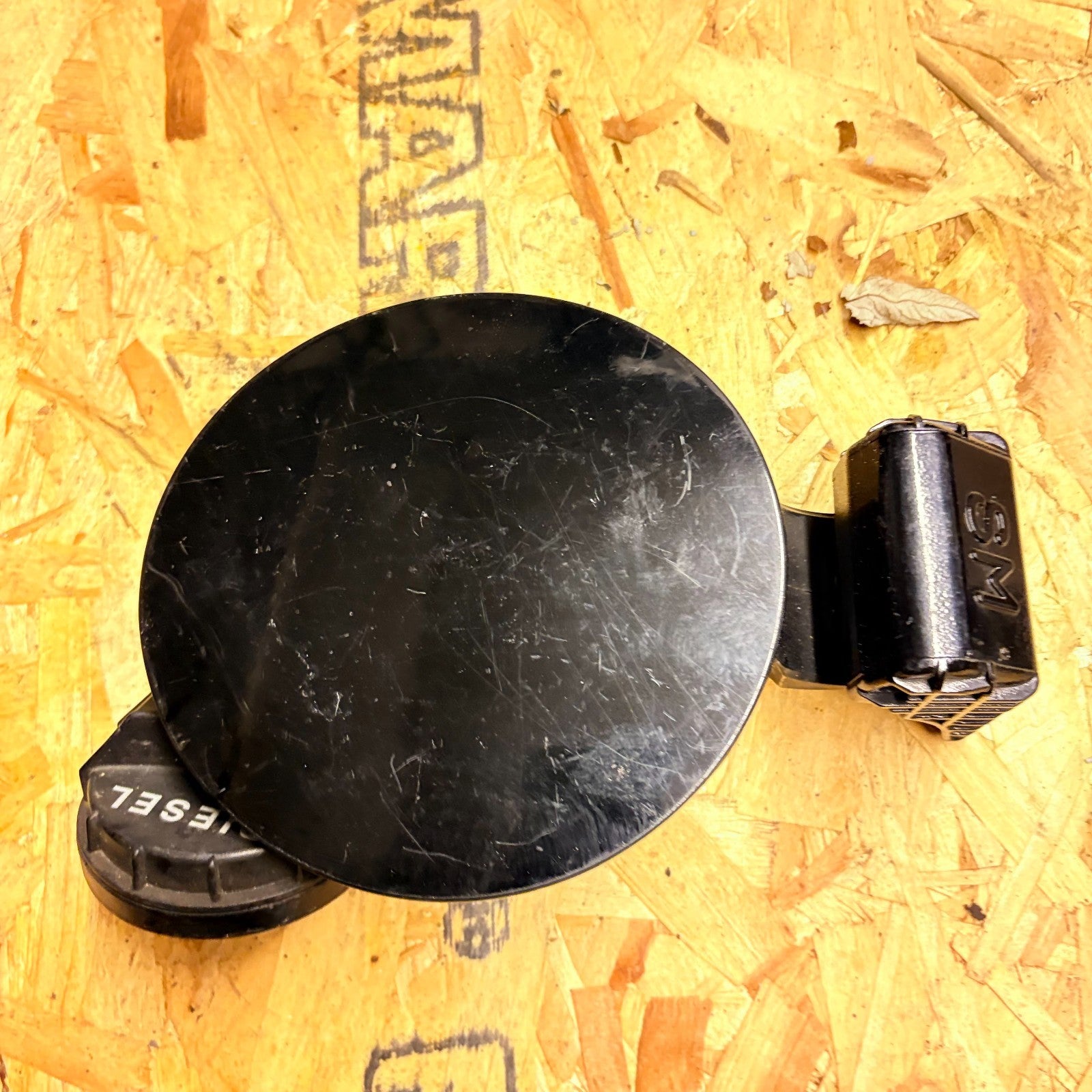 695102600 Fuel Hatch Flap for Hyundai Santa Fe 2005