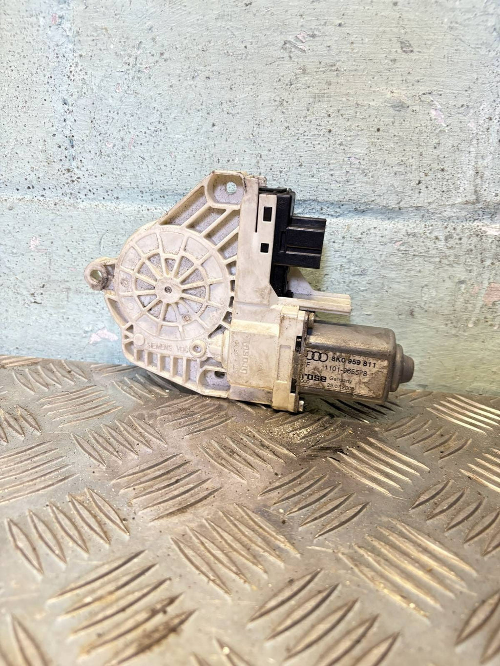 LAND ROVER DISCOVERY FRONT PASSENGER WINDOW MOTOR MK3 2009 PART: 0536010002