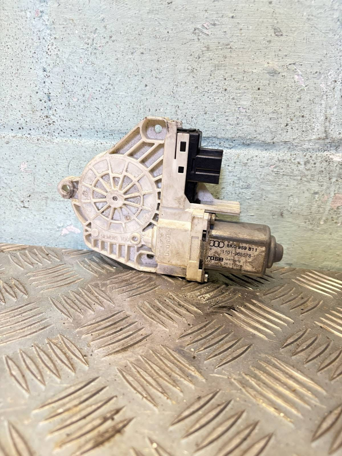 LAND ROVER DISCOVERY FRONT PASSENGER WINDOW MOTOR MK3 2009 PART: 0536010002