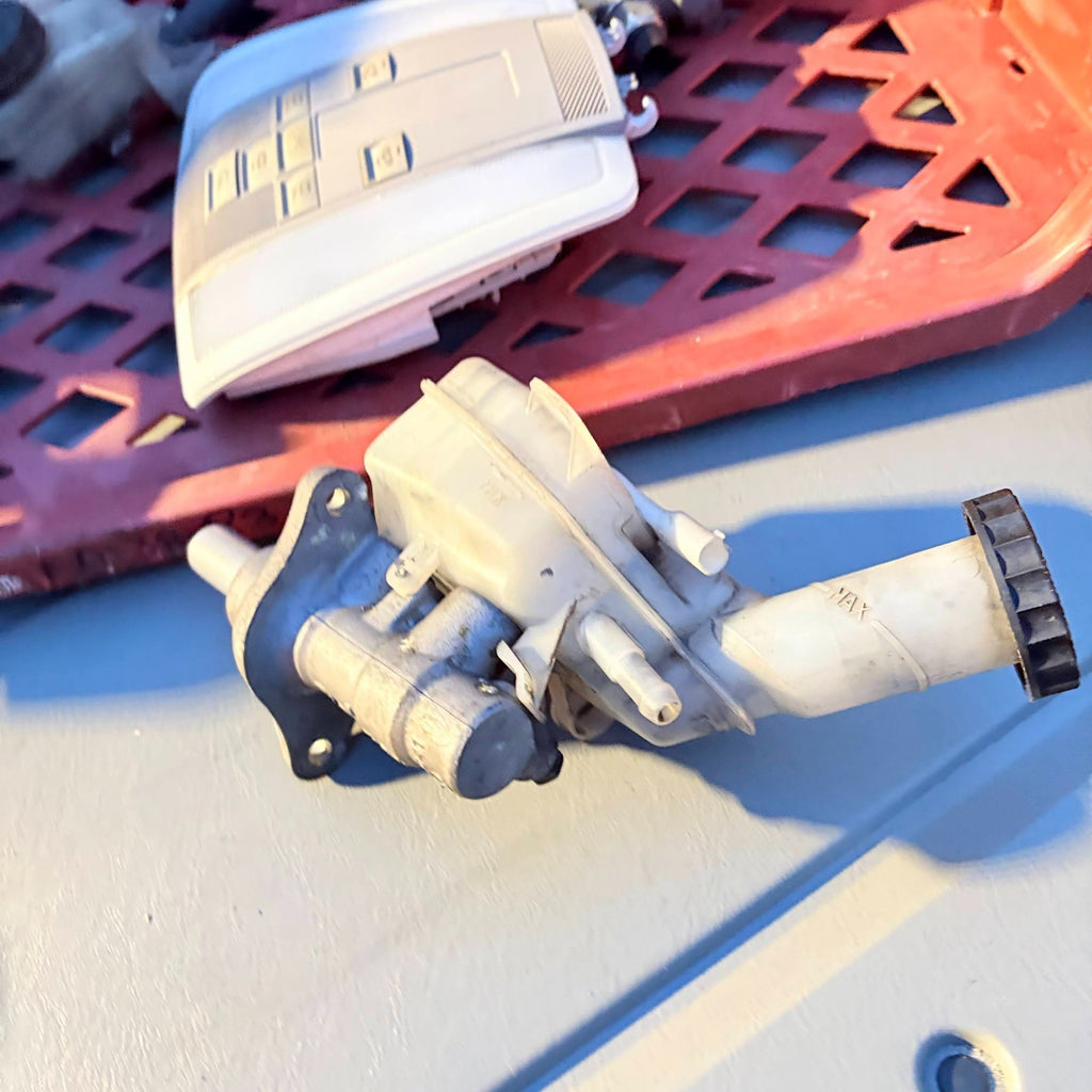 MITSUBISHI Lancer CY0 08-14 Brake Master Cylinder Reservoir Assembly 4625A243