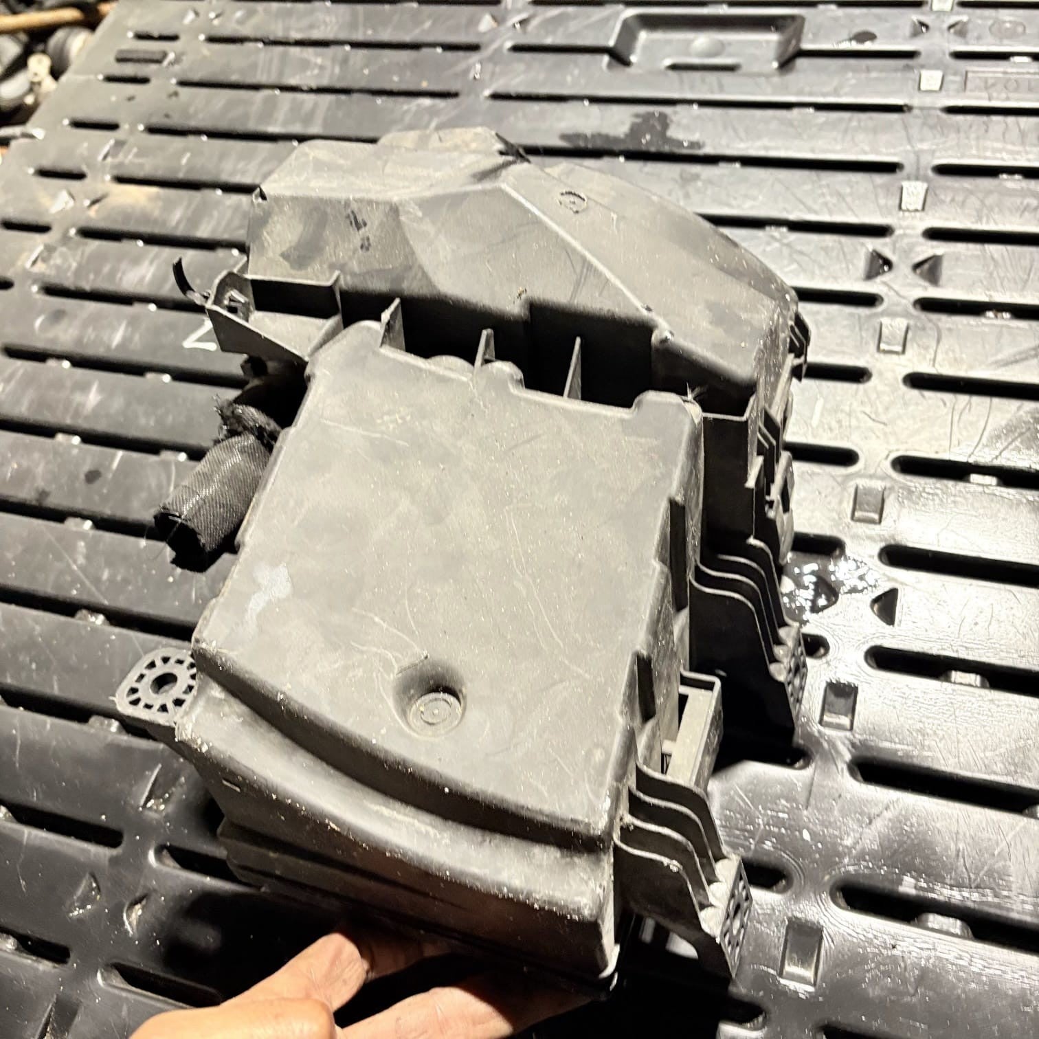 2009 NISSAN QASHQAI FUSE BOX UNDER THE BONNET 319136024 24383JD00A