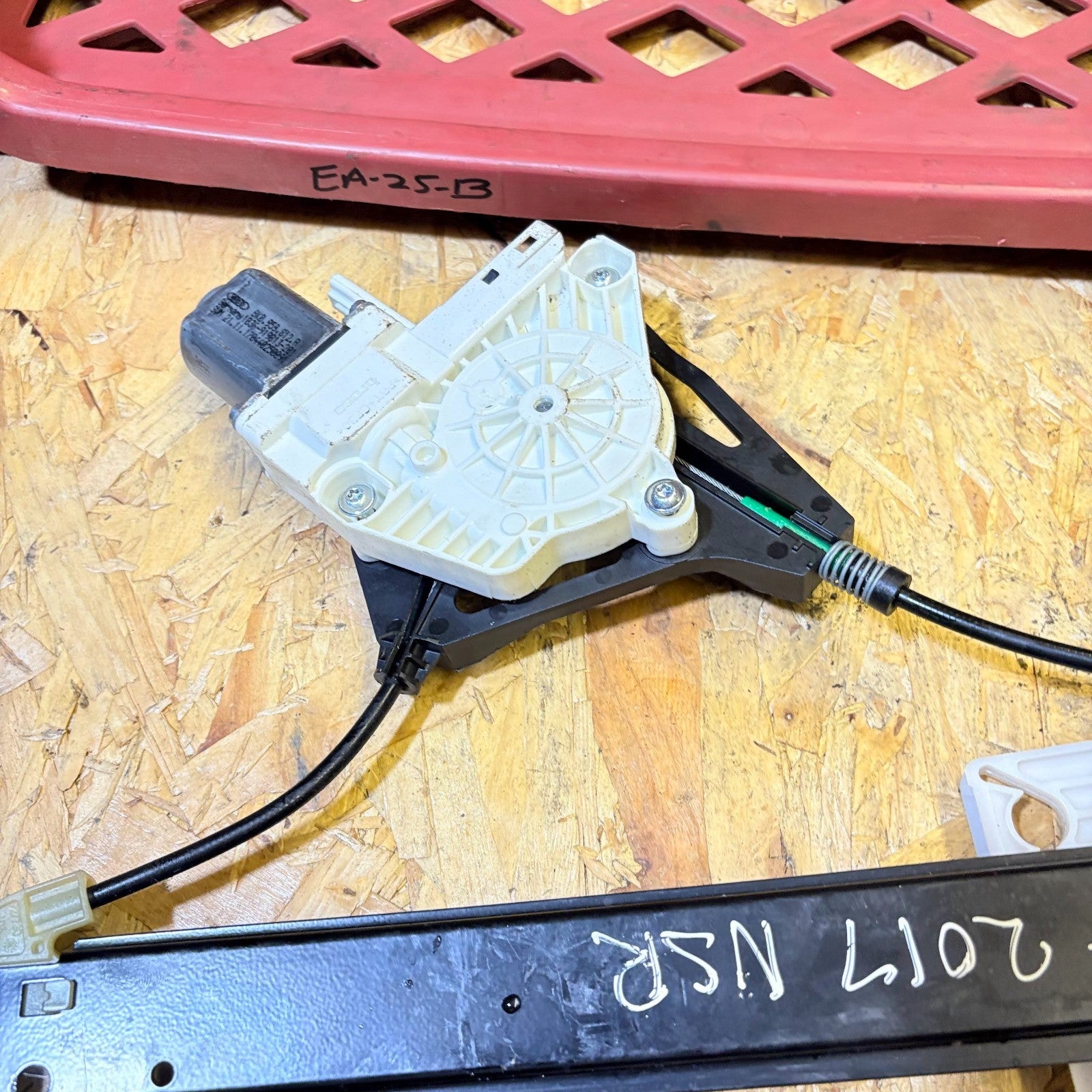 AUDI A1 2010-2018 LEFT REAR WINDOW REGULATOR WINDER 8X4 839 461 A