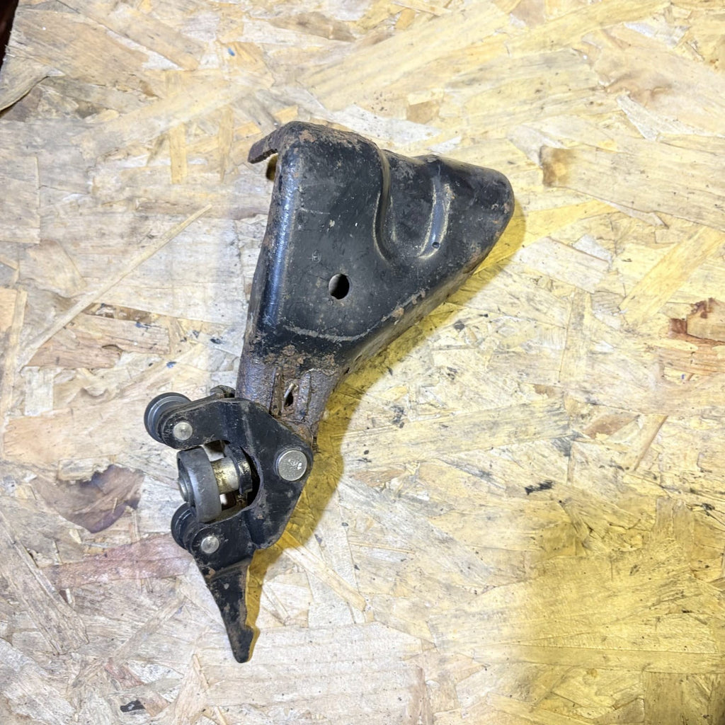 FIAT SCUDO PEUGEOT EXPERT CITROEN DISPATCH BOTTOM ROLLER BRACKET 2005