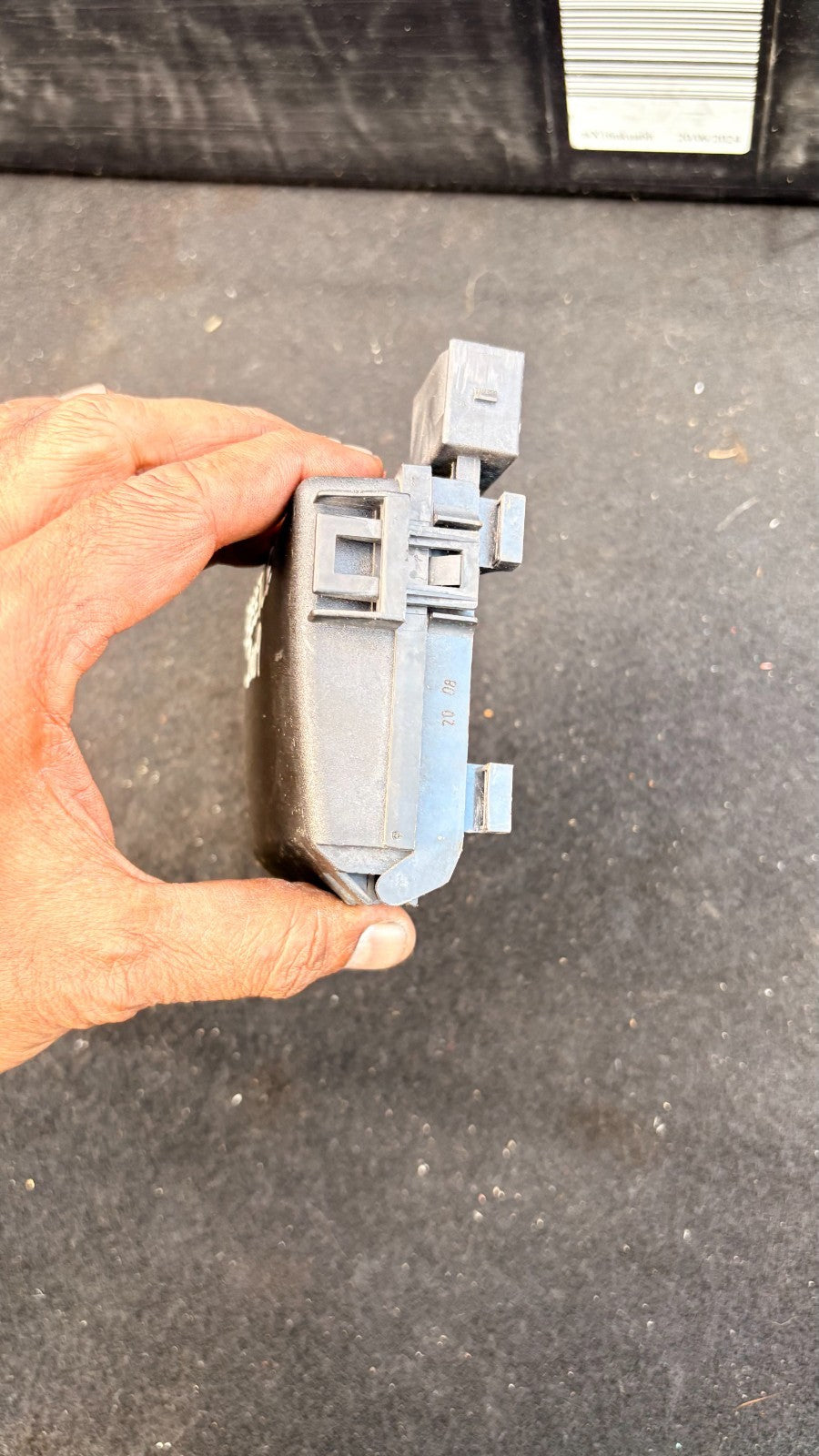 VOLKSWAGEN BEETLE BATTERY TERMINAL FUSE BOX 2003-2010