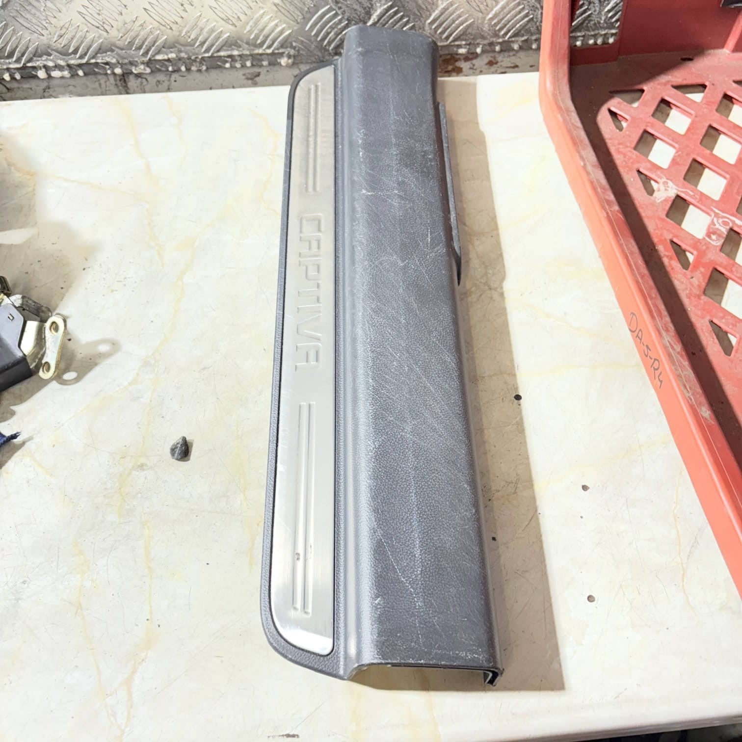 2010 VAUXHALL ANTARA Driver FRONT DOOR SILL KICK PLATE 96630459
