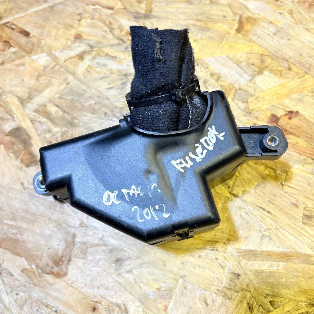 SKODA OCTAVIA MK3 FUSE RELAY BOX ENGINE BAY 2012-2015