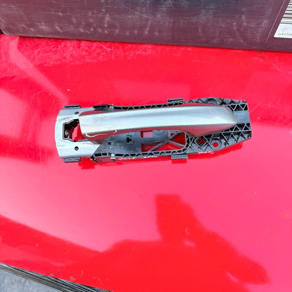 VW GOLF MK7 2016 5DR DRIVERS SIDE FRONT EXTERIOR DOOR HANDLE 5N0837885H LB7W