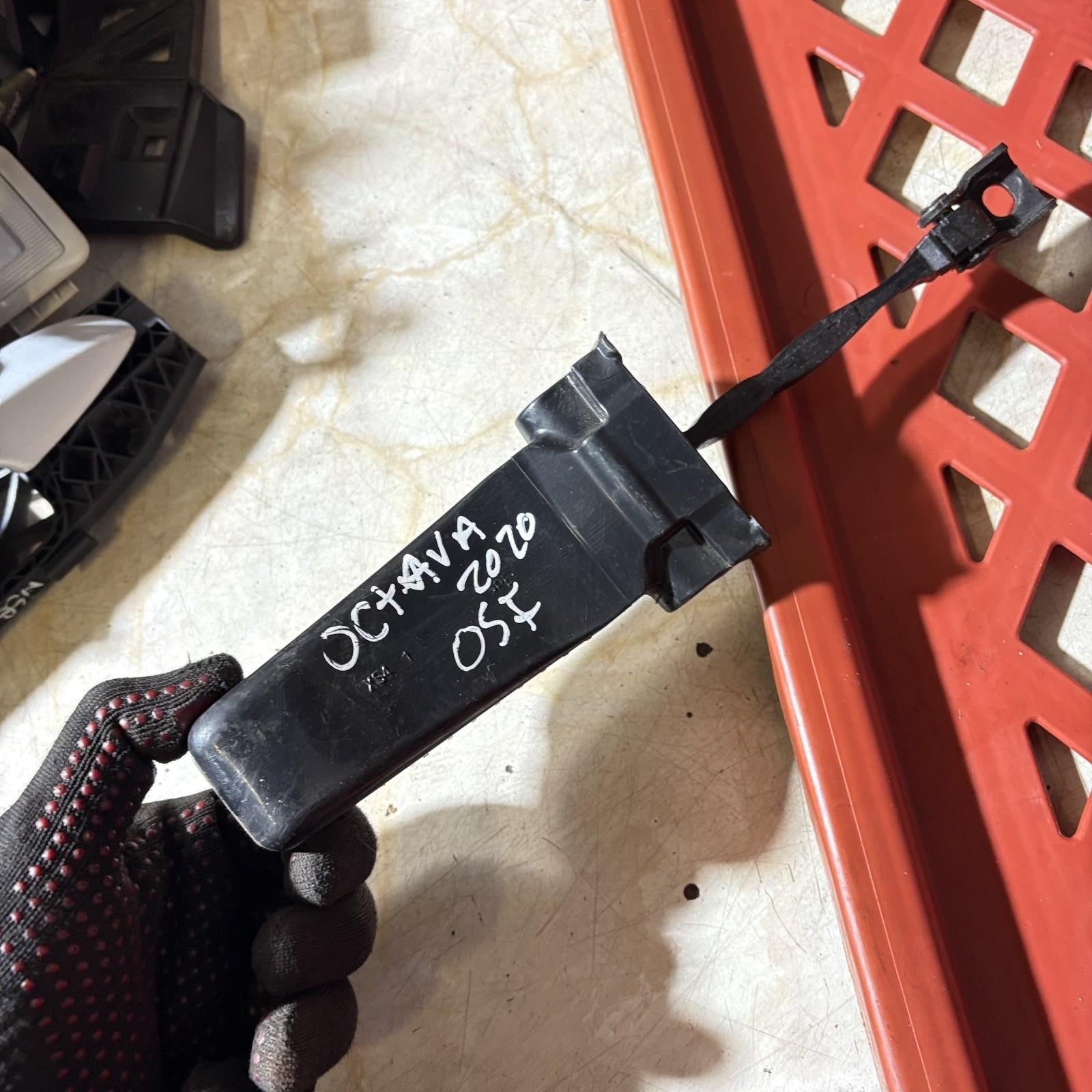 SKODA OCTAVIA 2020 DRIVER SIDE RIGH FRONT DOOR CHECK STRAP