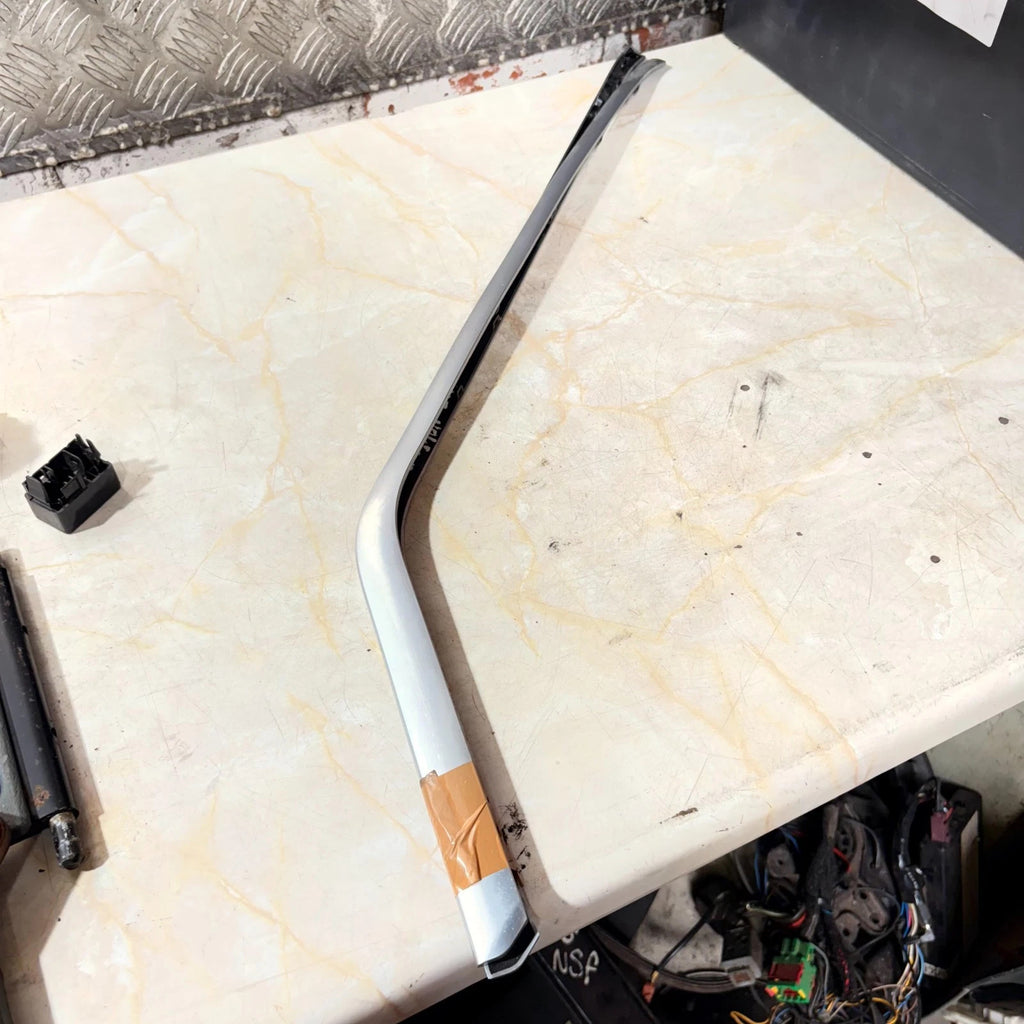 Volvo XC40 2.0 T4 2019 Passenger Front Left Door Window Trim Strip