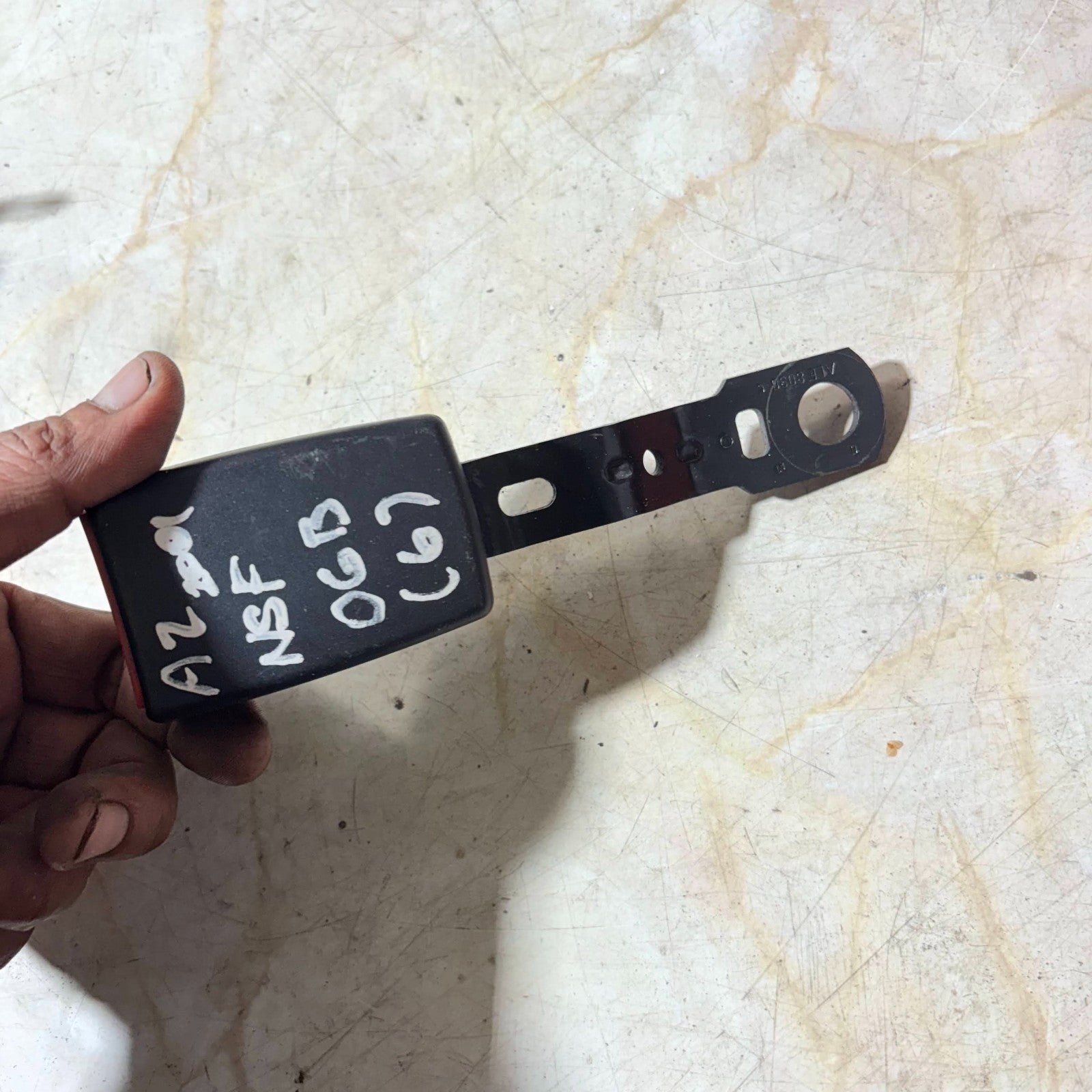 AUDI A2 SEAT BELT RECEIVER BUCKLE FRONT LEFT SIDE 2001