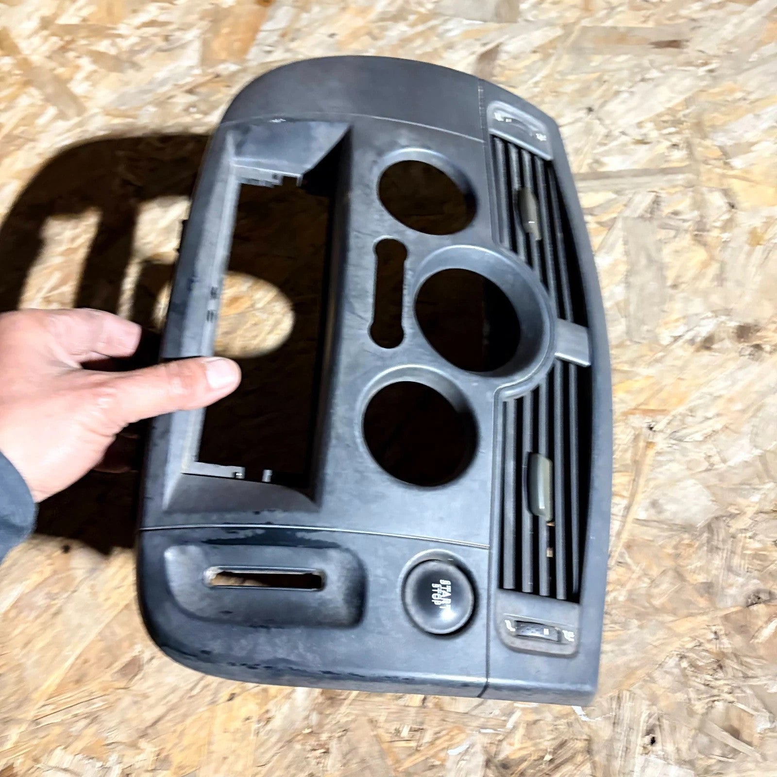 Renault Scenic Mk2 2003?2009 Centre Dash Radio Stereo Fascia Surround Panel