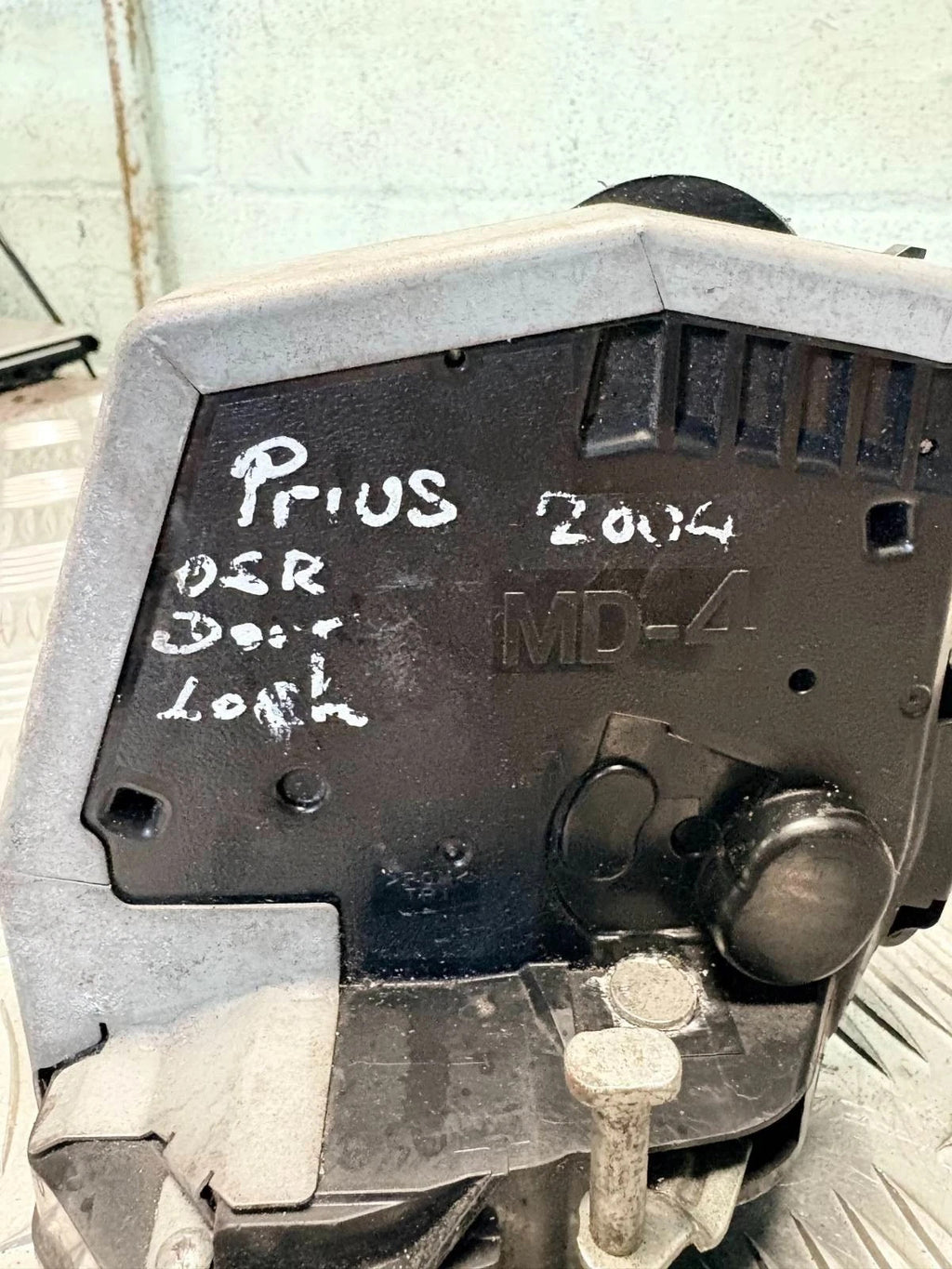 Toyota Prius 5 Door 2003-2009 o/s off driver right front Door Lock Mech