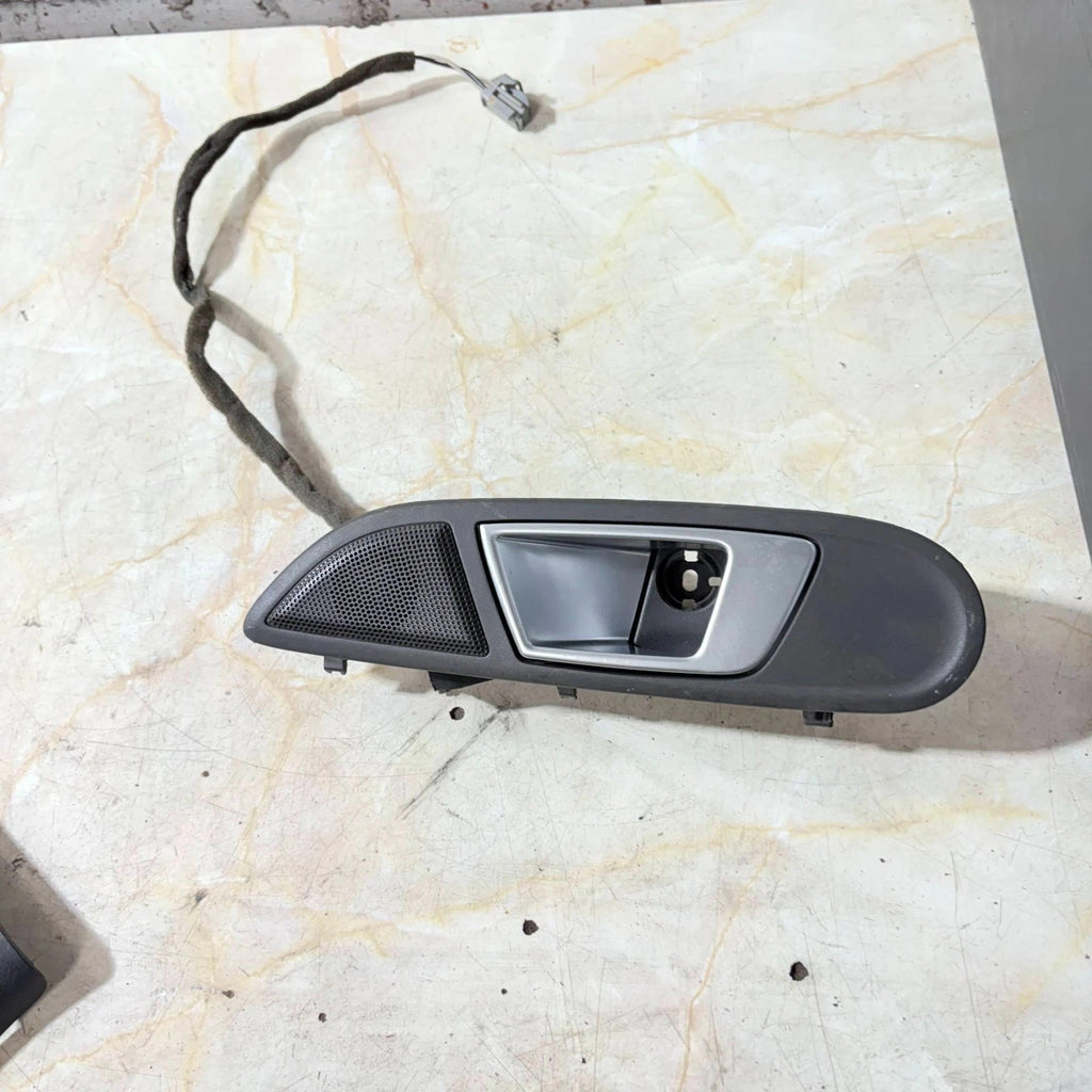 08-17 FORD FIESTA MK7 INSIDE PASSENGERS LEFT SIDE FRONT DOOR HANDLE WITH SPEAKER