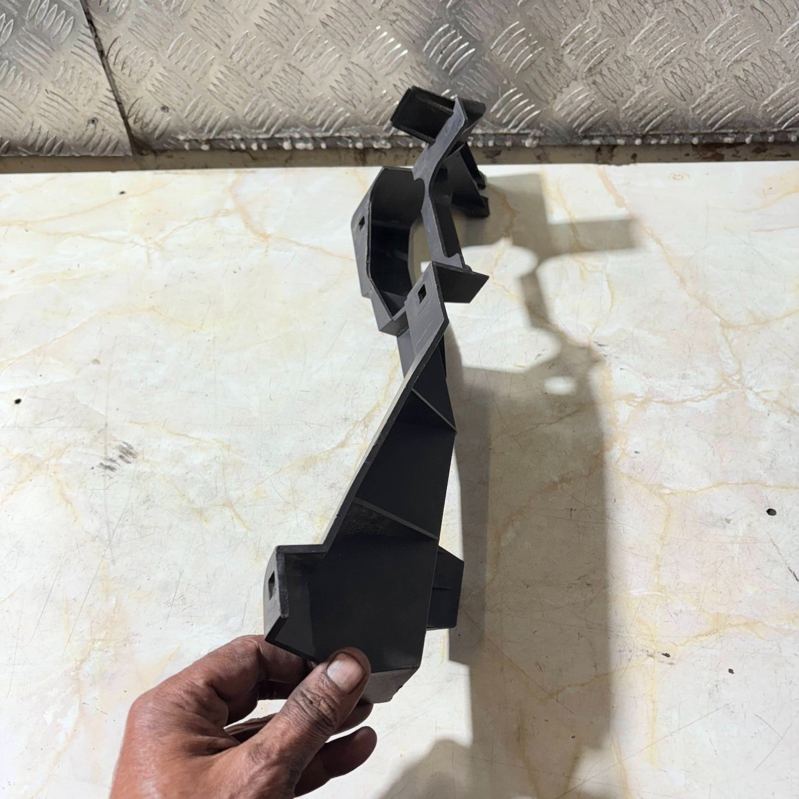 Land Rover Range Rover 2004 Left Front Bumper Cover Support Bracket