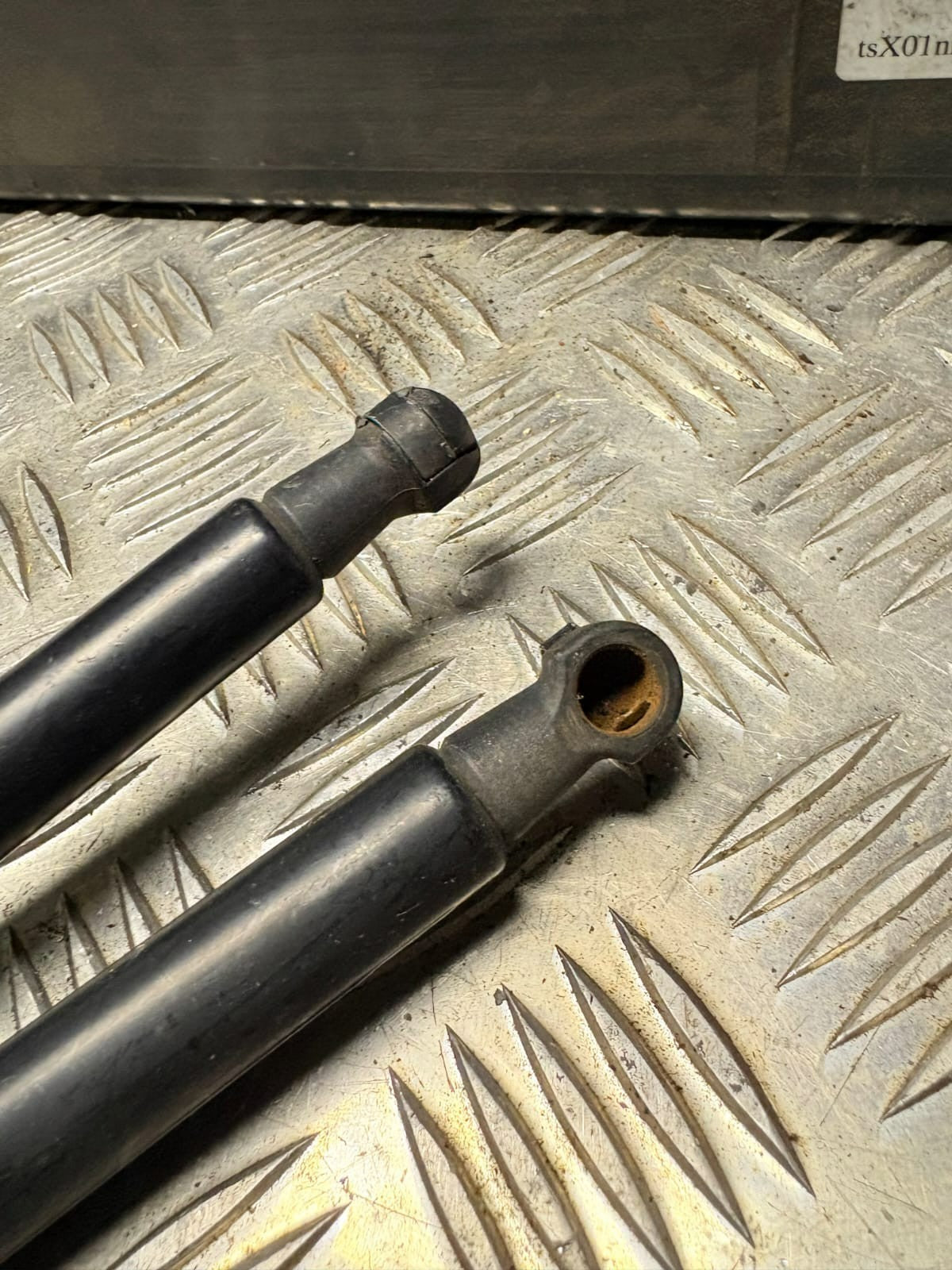 Kia Sportage 05-10 Tailgate Boot Gas Struts Pair Stabilus 81770 81780