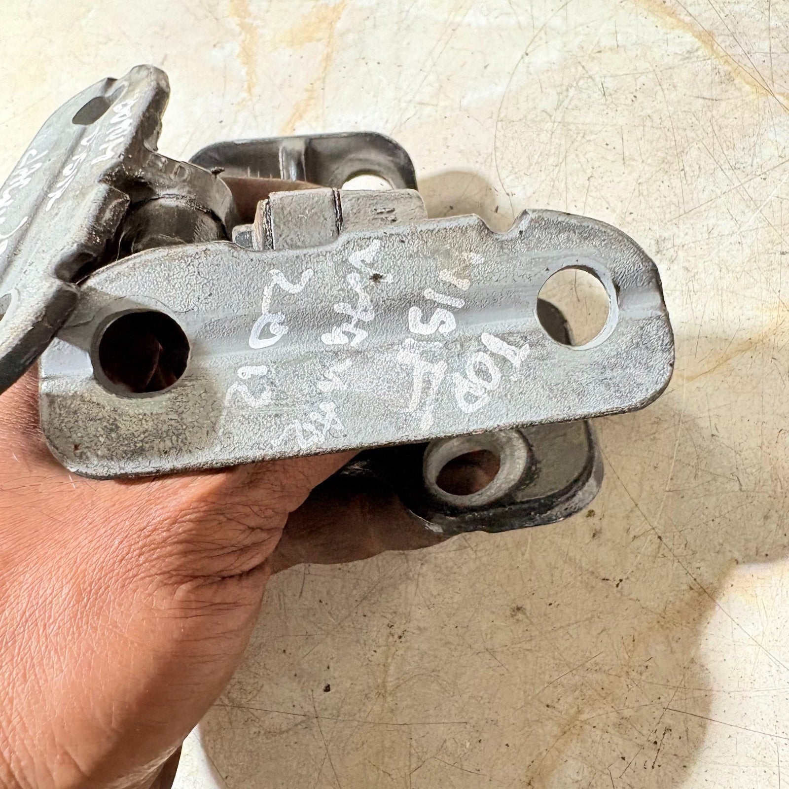 JAGUAR 2012 REAR RIGHT DOOR HINGE LOWER & FRONT LEFT HINGE UPPER AA8SA1120031