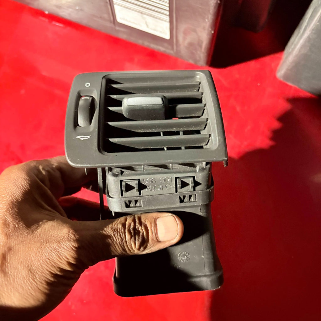 VOLVO FRONT LEFT AIR VENT (PASSENGER SIDE)