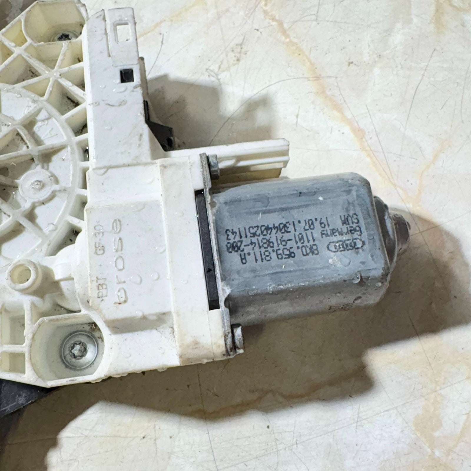 AUDI A4 REAR LEFT PASSENGER SIDE WINDOW REGULATOR 8K0 959 811 A 2014