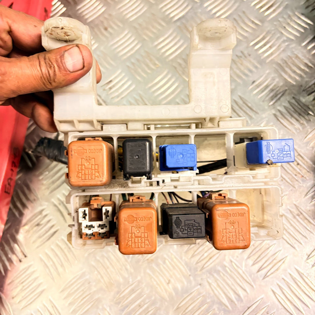 NISSAN X-TRAIL MK1 UNDER BONNET FUSE BOX BOARD 2001-07
