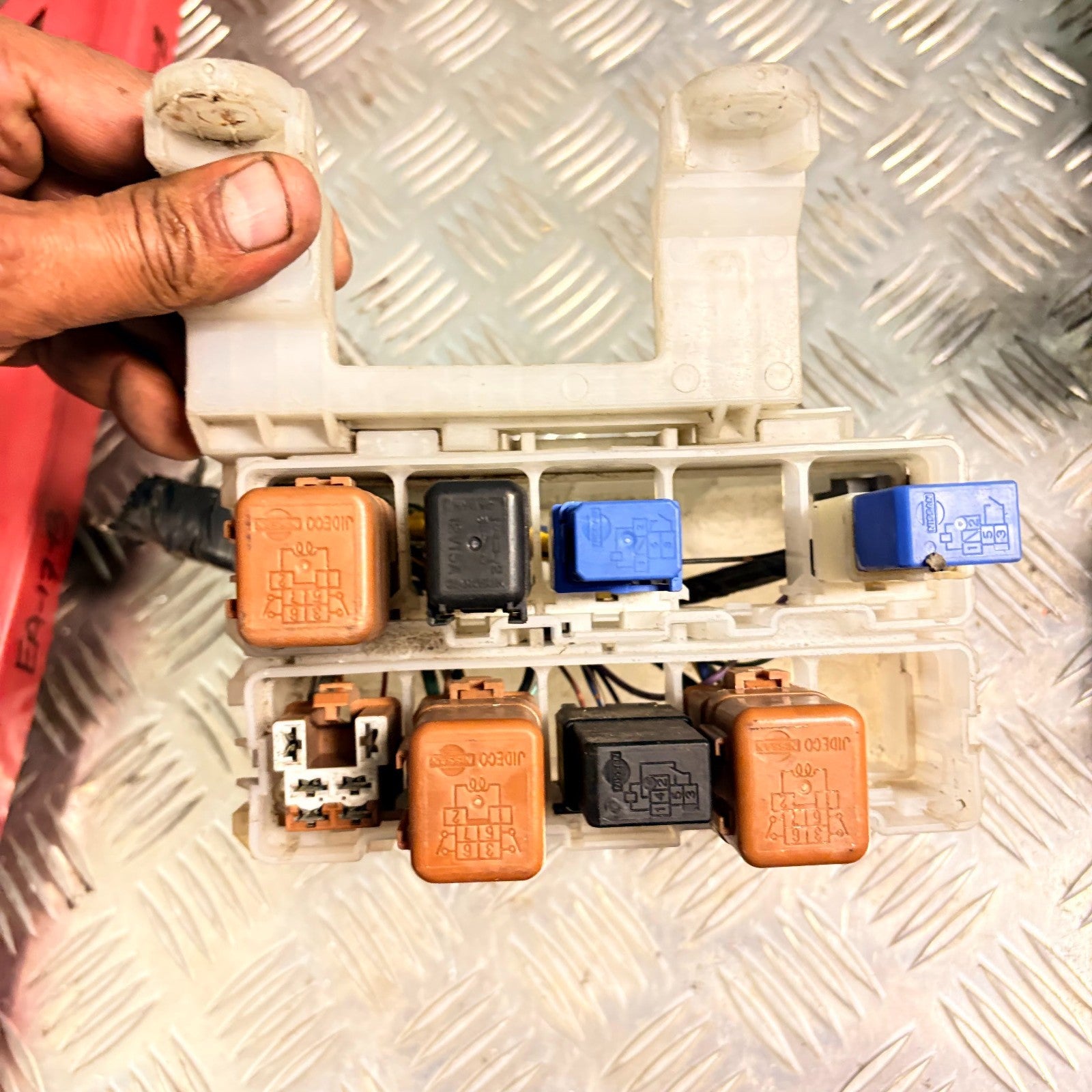 NISSAN X-TRAIL MK1 UNDER BONNET FUSE BOX BOARD 2001-07