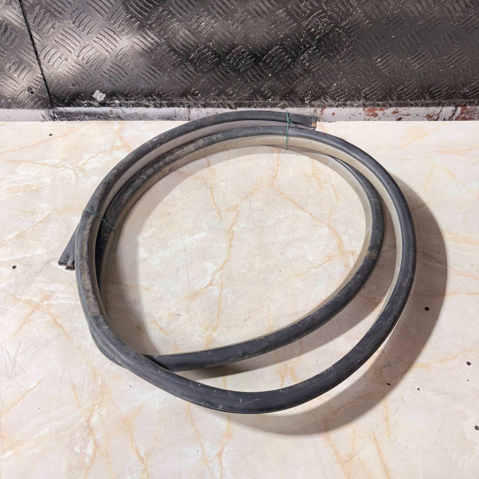 TOYOTA YARIS MK2 XP90 2005-2011 FRONT RIGHT DRIVER DOOR WEATHERSTRIP RUBBER SEAL