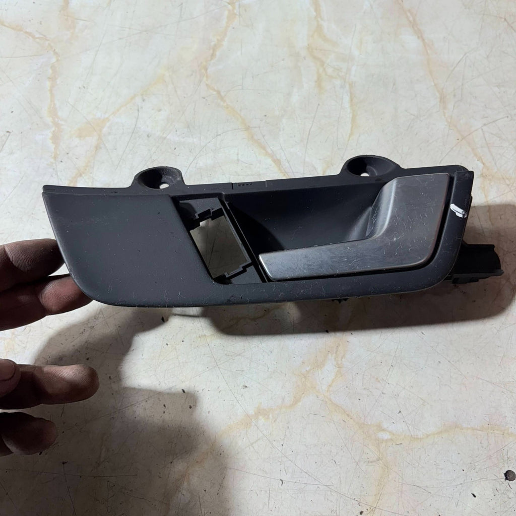 2006 AUDI A4 FACELIFT OFFSIDE RIGHT FRONT INNER DOOR HANDLE
