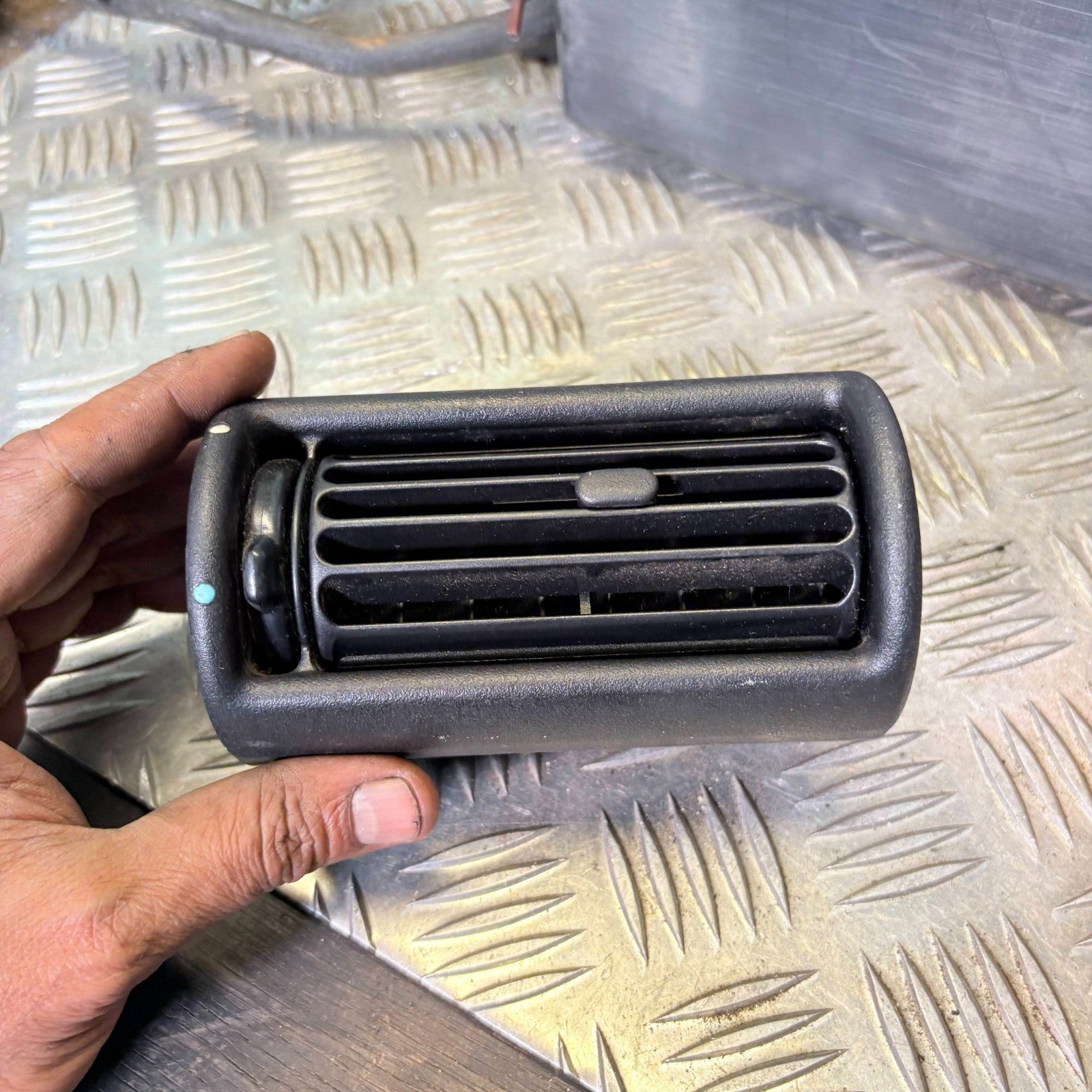 Land Rover Freelander 1 L314 1997-2006 OSF Driver Dash Air Vent MWC4078