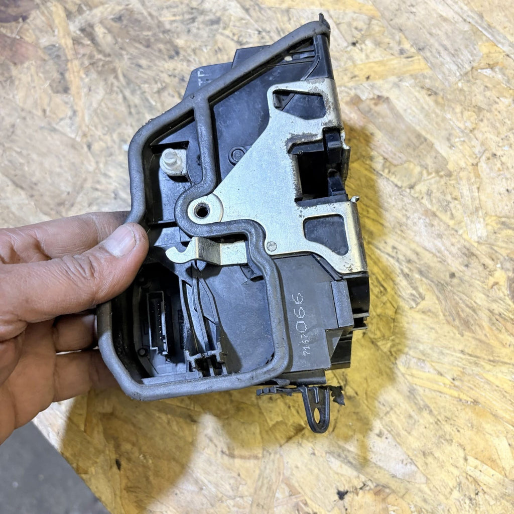BMW 1 3 5 Series E60 E87 E90 Driver Front Door Latch Actuator Catch 7167066 2005