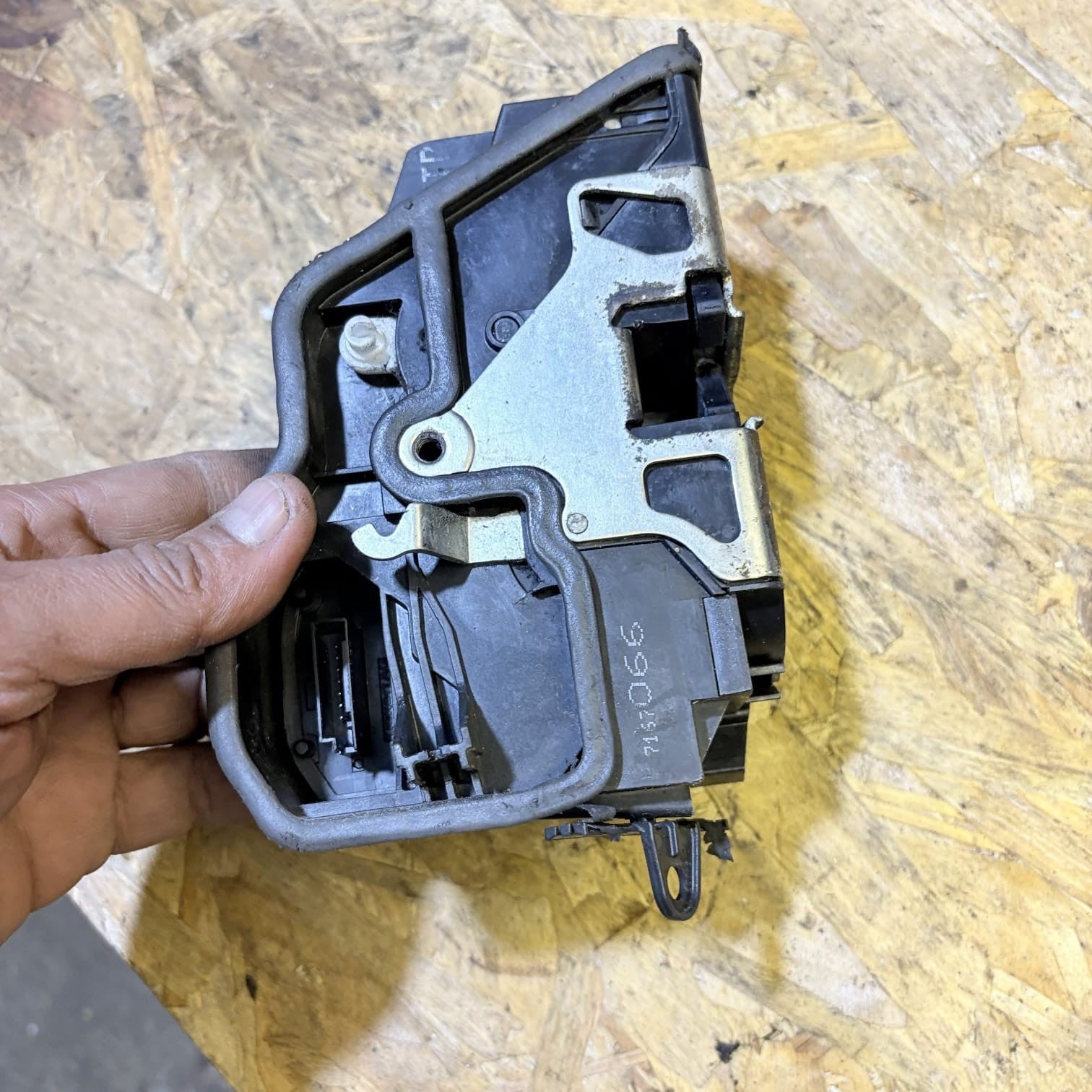 BMW 1 3 5 Series E60 E87 E90 Driver Front Door Latch Actuator Catch 7167066 2005
