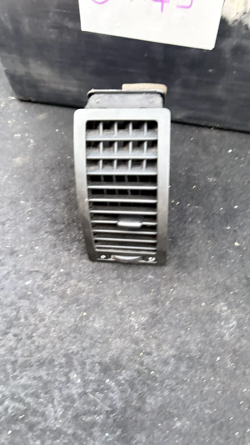 VW POLO 9N3 MK4 DRIVER/RIGHT SIDE FRONT AIR VENT DUCT 6Q0819704 2009