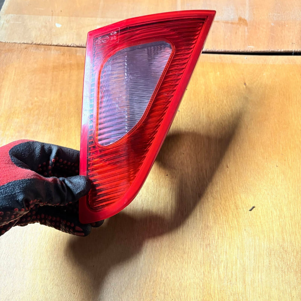 MITSUBISHI COLT 6 Z30 INNER LEFT PASSENGER SIDE TAILLIGHT MN105625