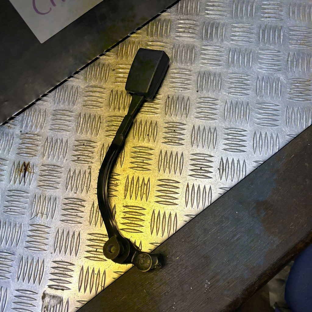 VW Passat 1998-05 Skoda Superb 2002-08 Front Left Seat Belt Buckle 3B0858471J