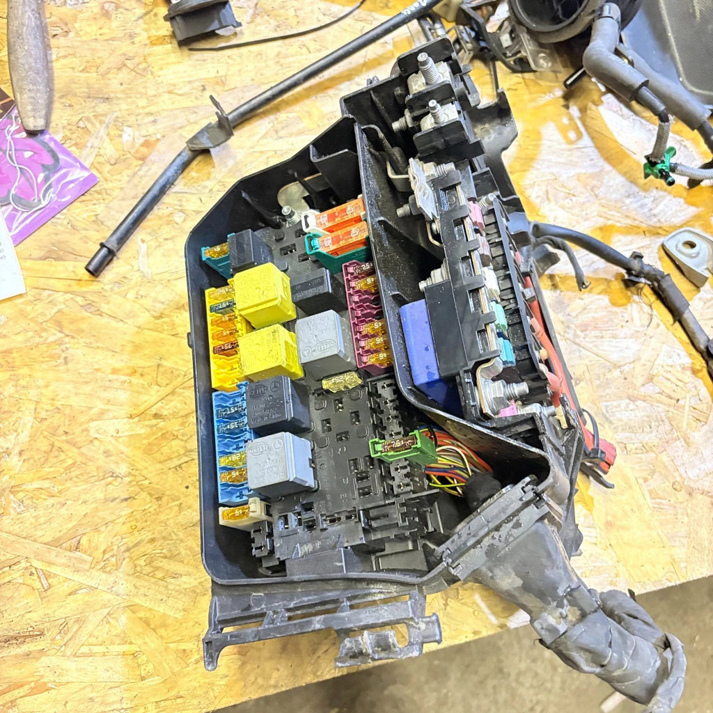 MERCEDES 2013 FRONT FUSE RELAY BOX A0025428019