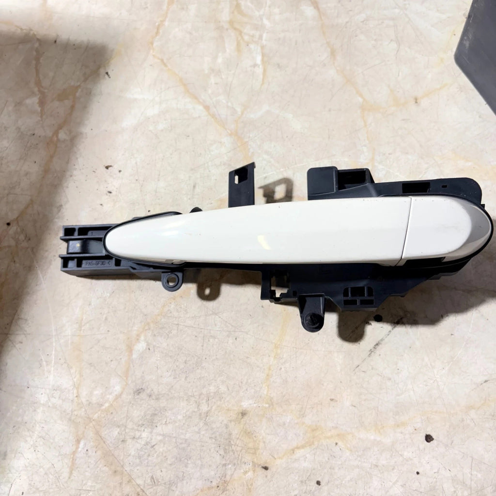 BMW 1 116D F20 MK2 5DRS HATCH FRONT LEFT SIDE DOOR HANDL 11-19