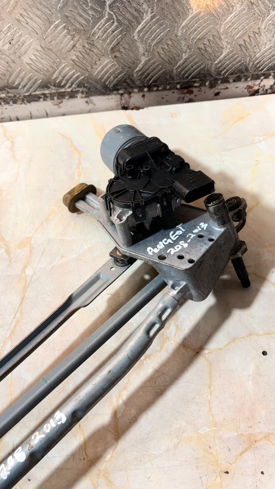 2013 PEUGEOT 208 Front Wiper Motor 0 390 241 578