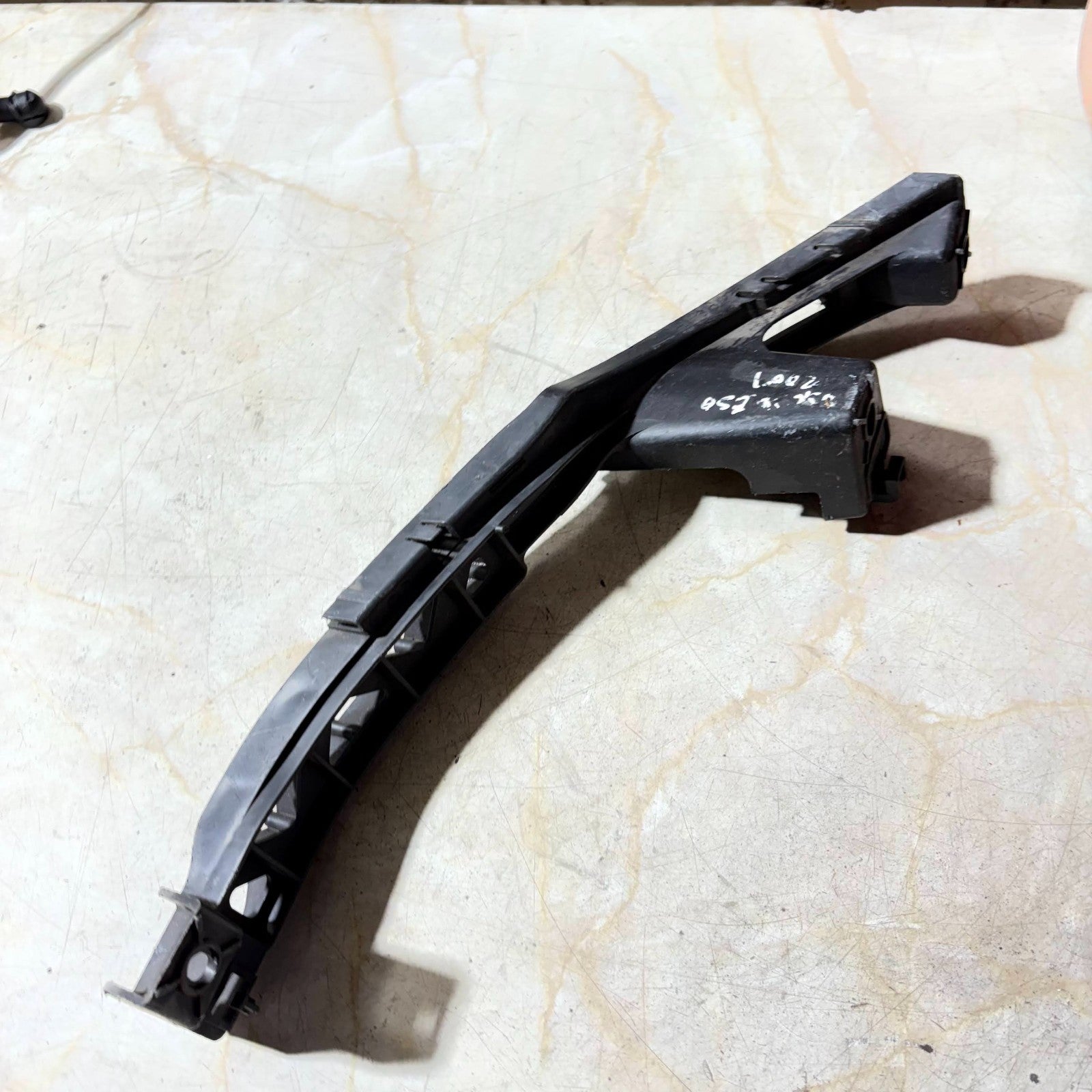 VOLKSWAGEN EOS 2001 DRIVER SIDE HEADLIGHT BRACKET 1Q0807890